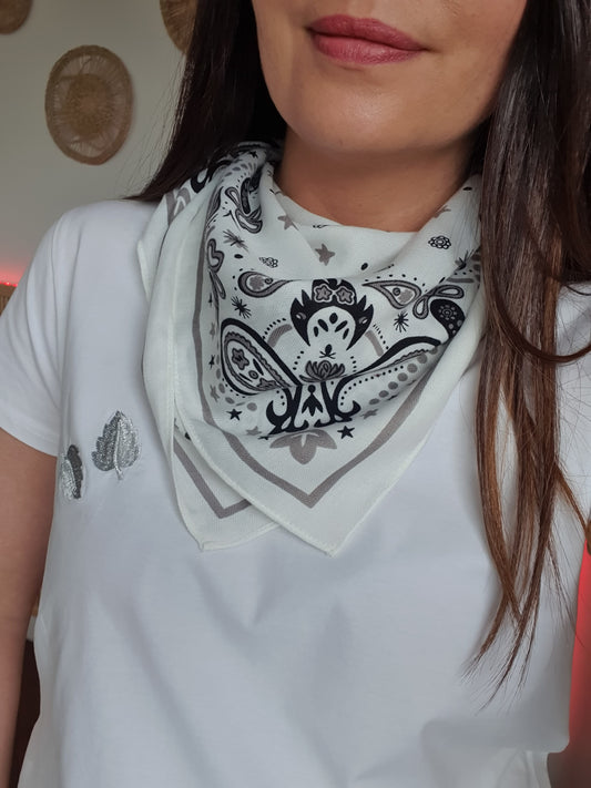 Foulard carré écru viscose satiné bandana motif cachemire