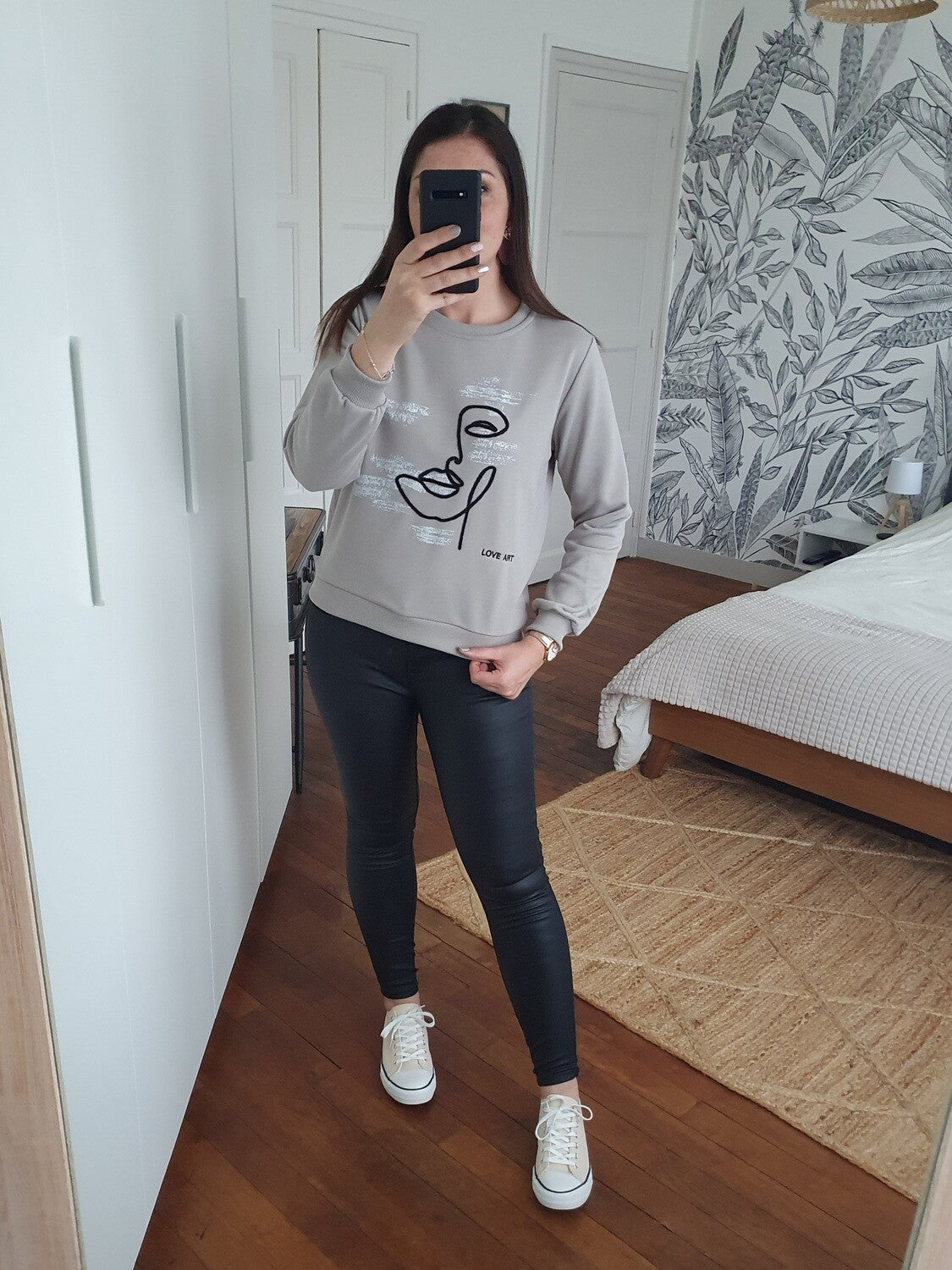 Sweat gris Love art col rond effet irisé molletonné