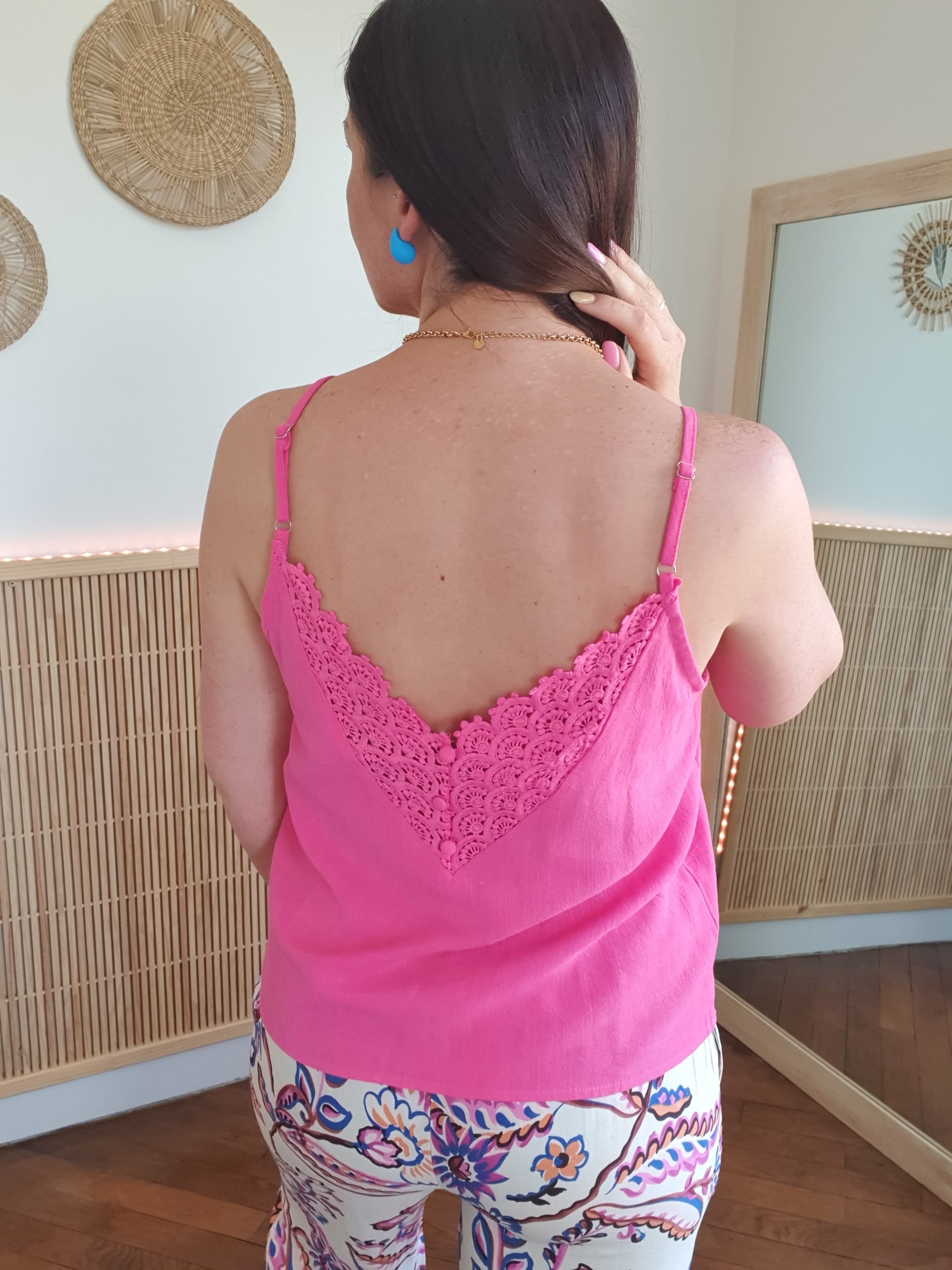 Debardeur rose fuchsia en lin avec dos dentelle plongeant