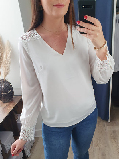 Blouse fluide blanche avec détails dentelle féminin chic