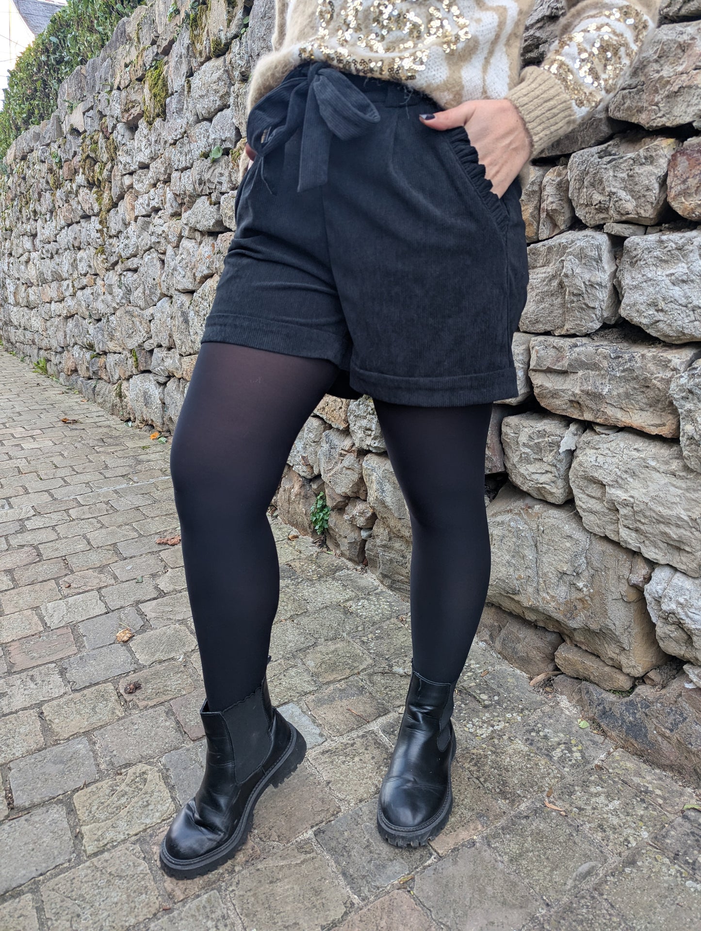 Short noir en velours côtelé avec poches fronces