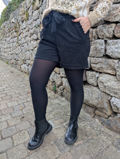Short noir en velours côtelé avec poches fronces