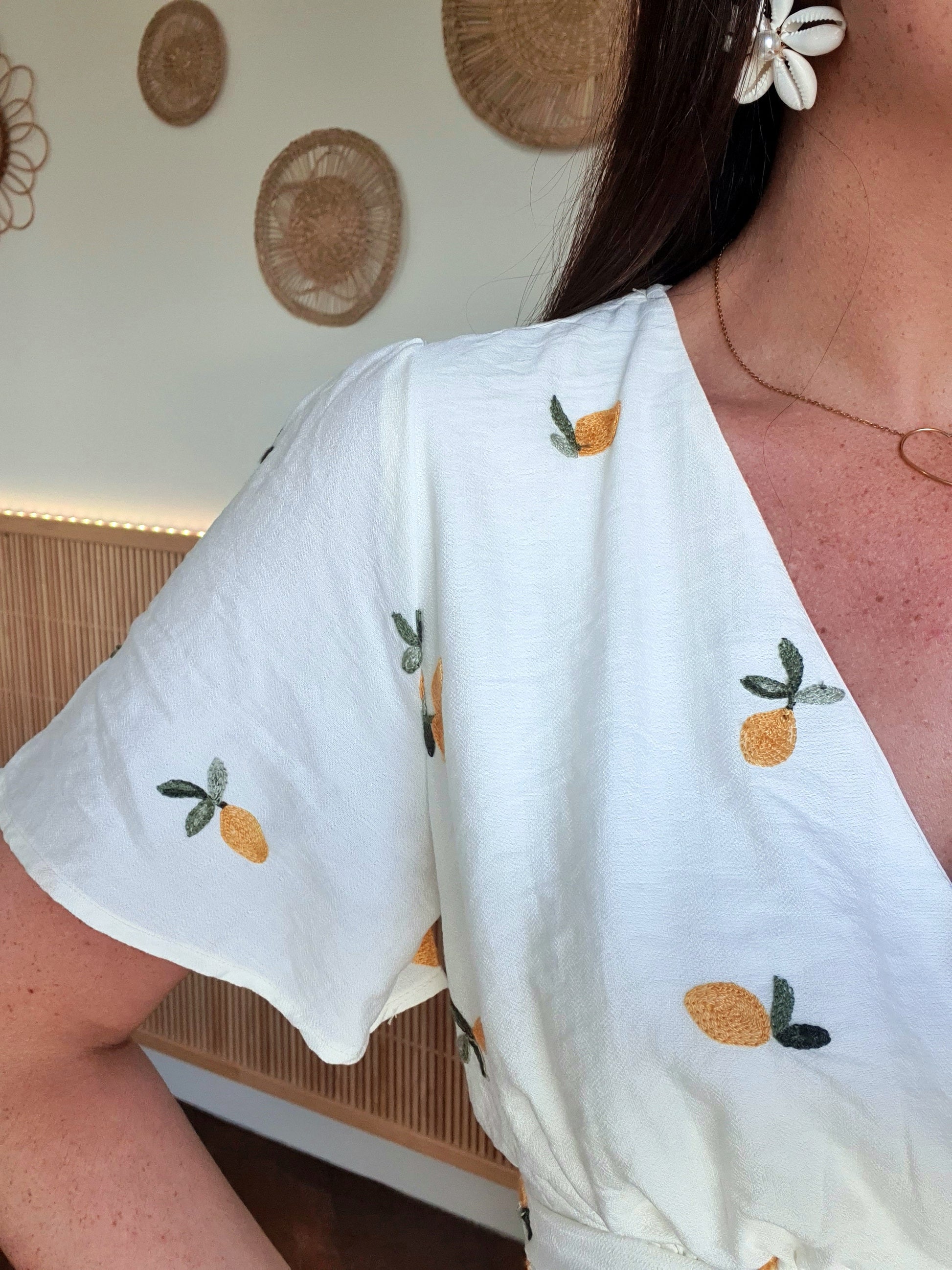 Robe citrons brodés manches papillon tendance pour l'été