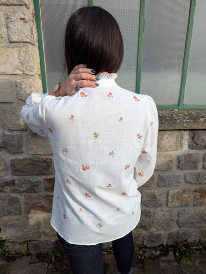 Blouse bohème blanc avec fleurs en point de croix