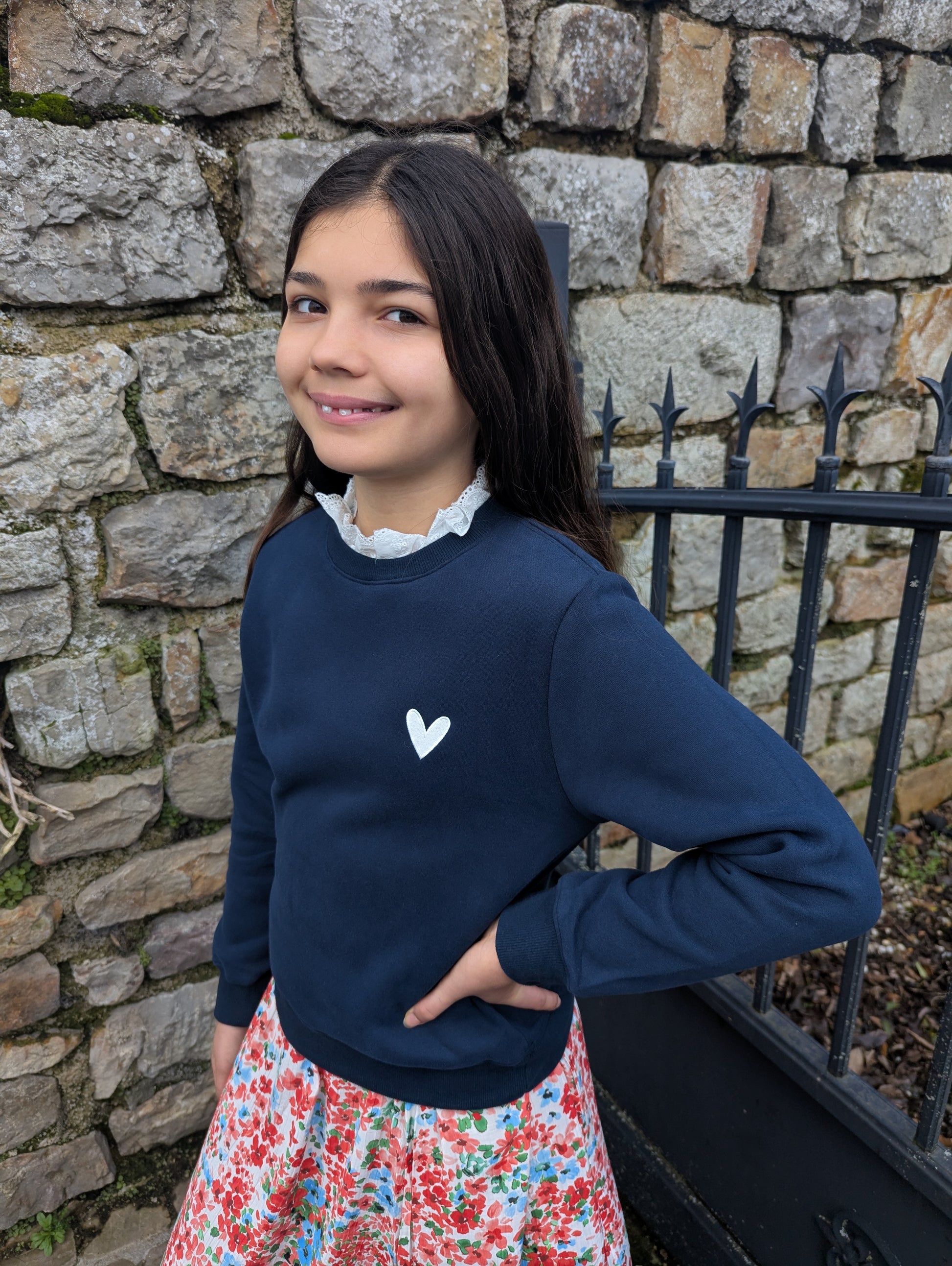 Sweat bleu marine avec col dentelle blanche pour fille