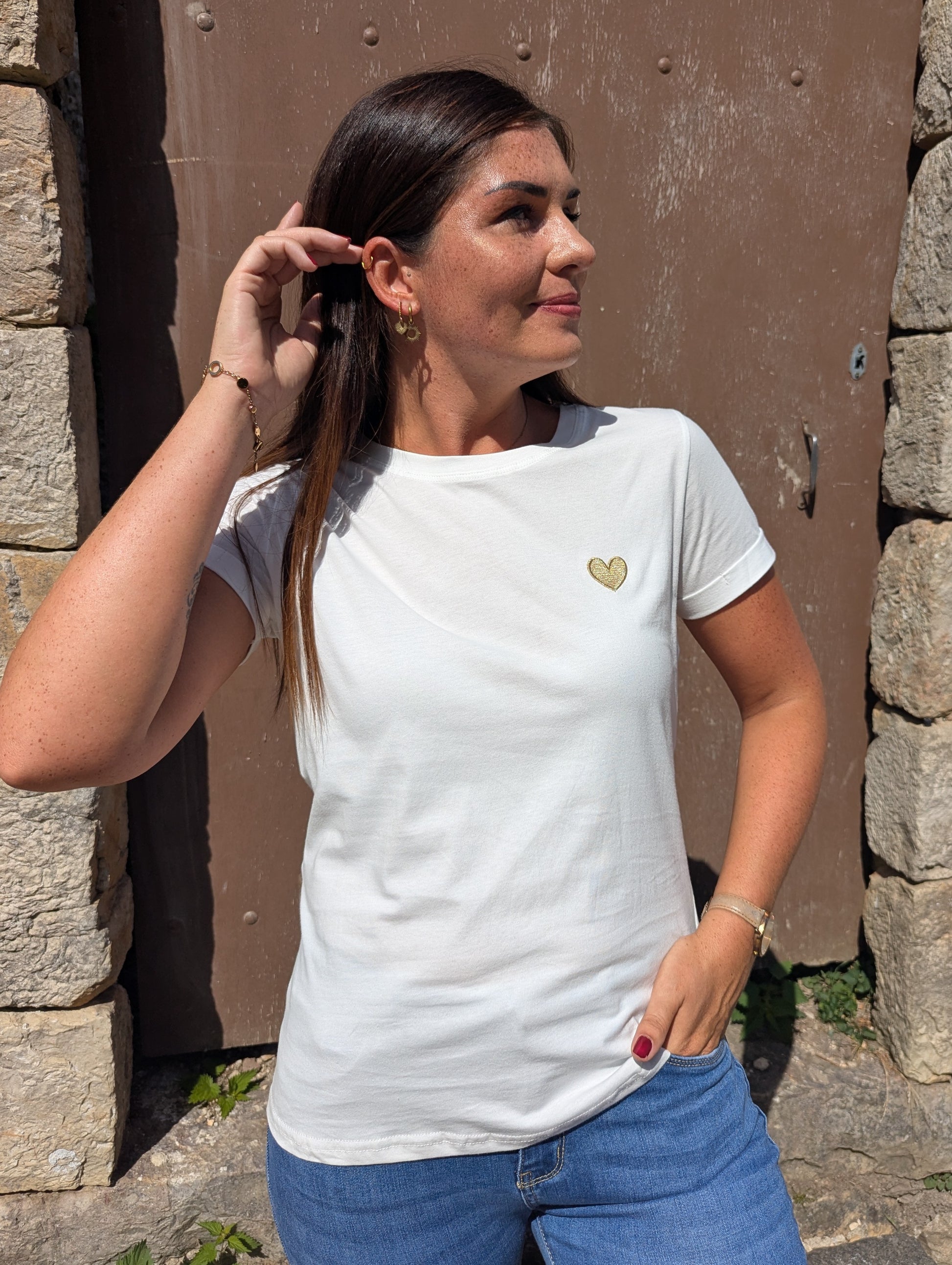 T-shirt blanc avec petit coeur doré col rond