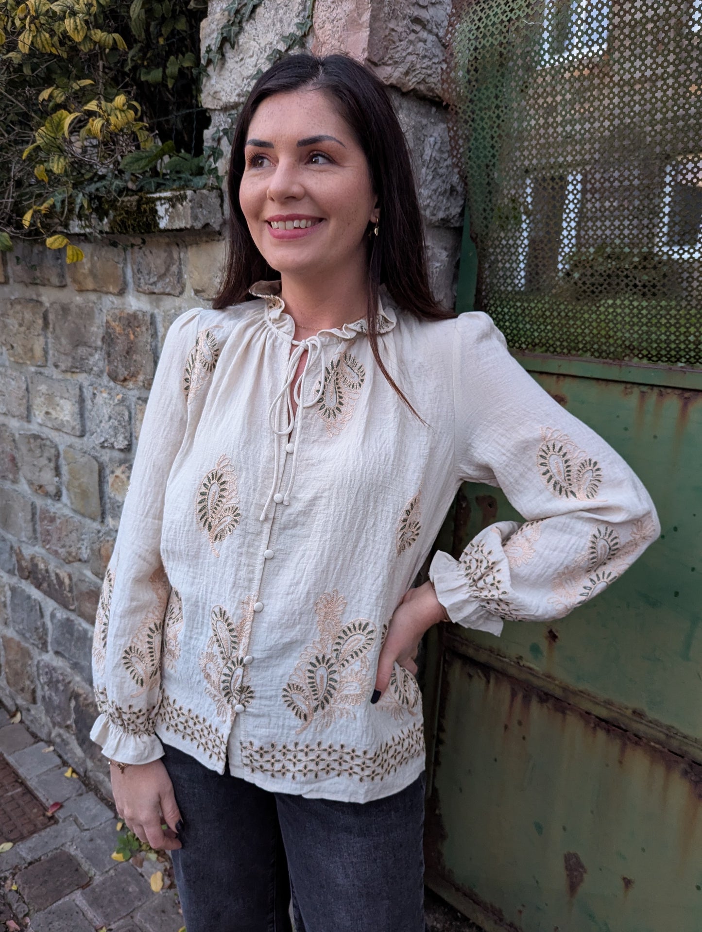Blouse bohème beige et kaki avec broderies