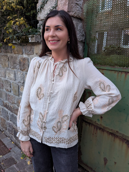 Blouse bohème beige et kaki avec broderies