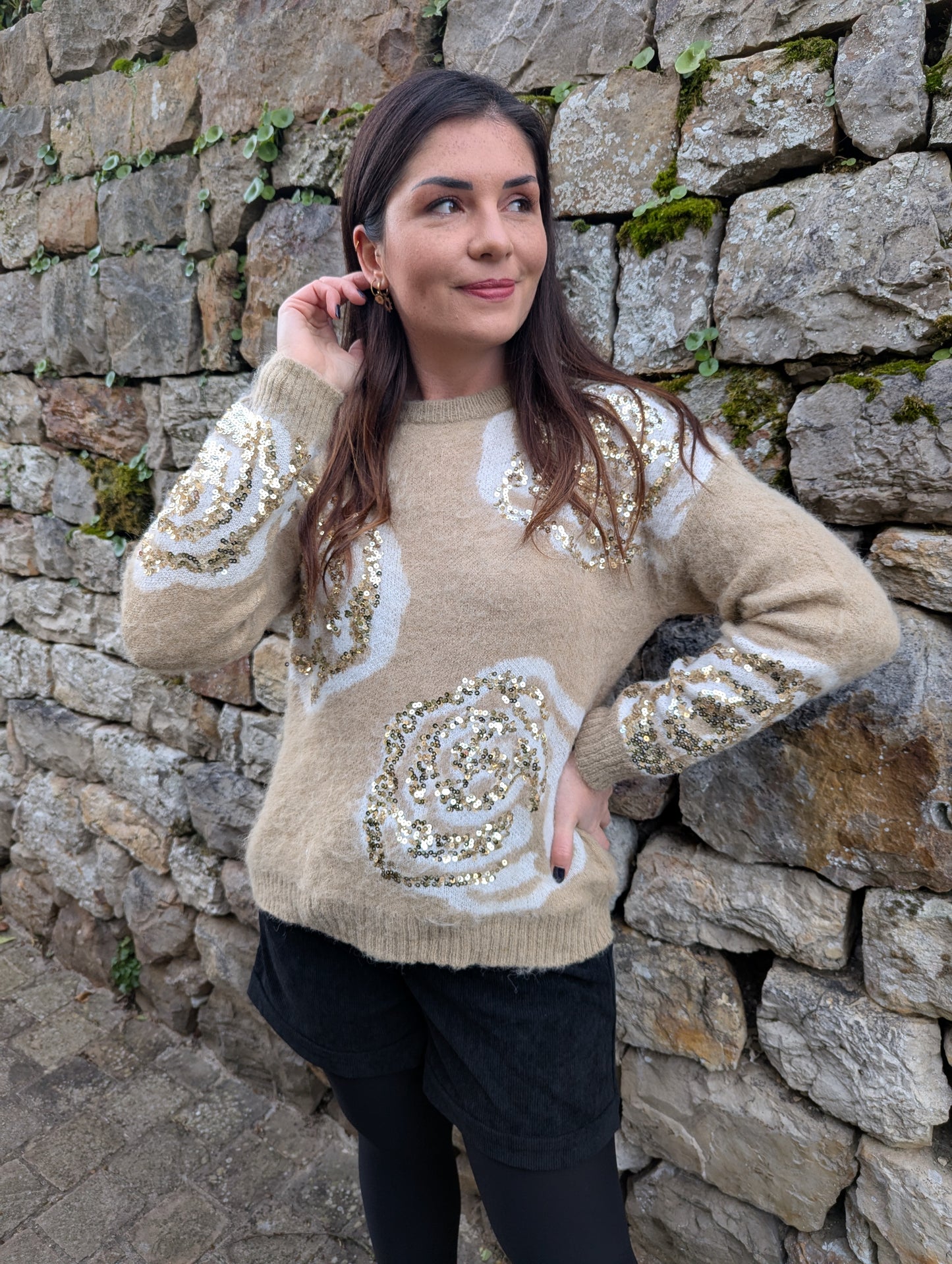 Pull beige camel fleurs sequins dorés col rond