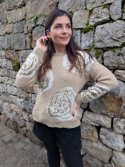 Pull beige camel fleurs sequins dorés col rond