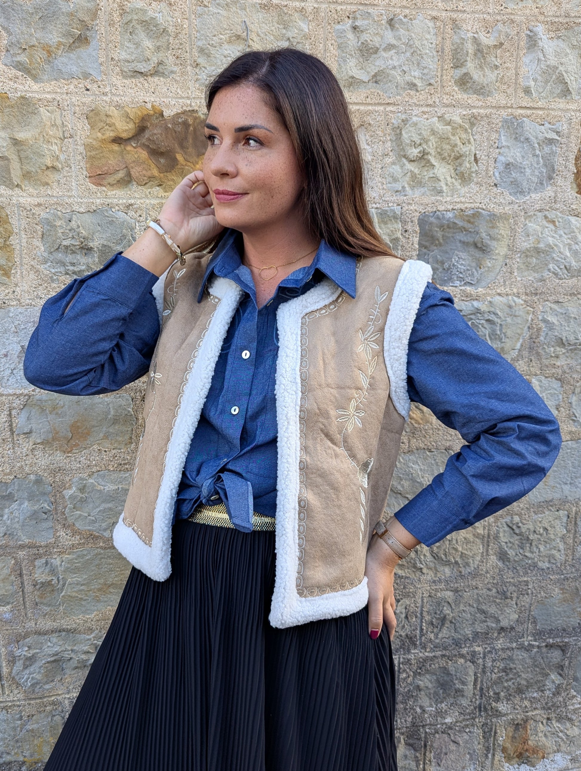 Veste sans manche suédine et mouton beige avec broderies
