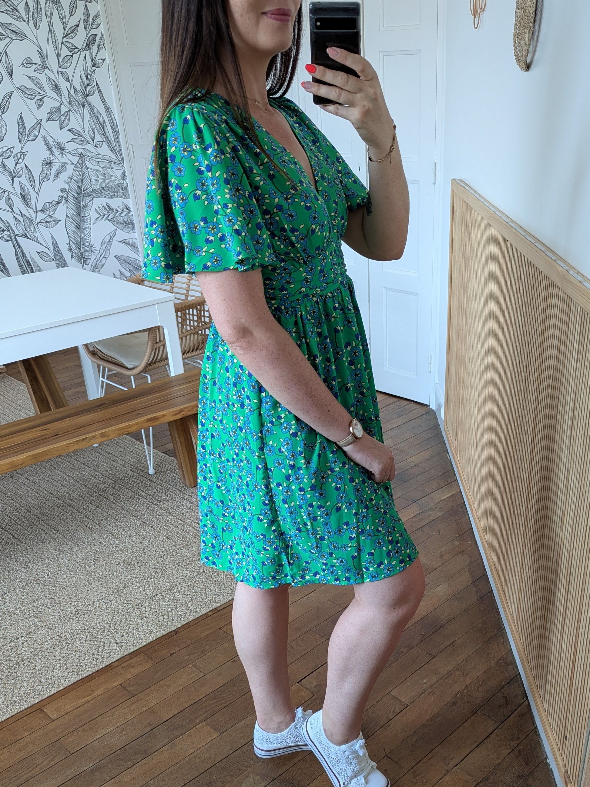 Robe fleurie vert bleu jaune légère et fluide pour l'été