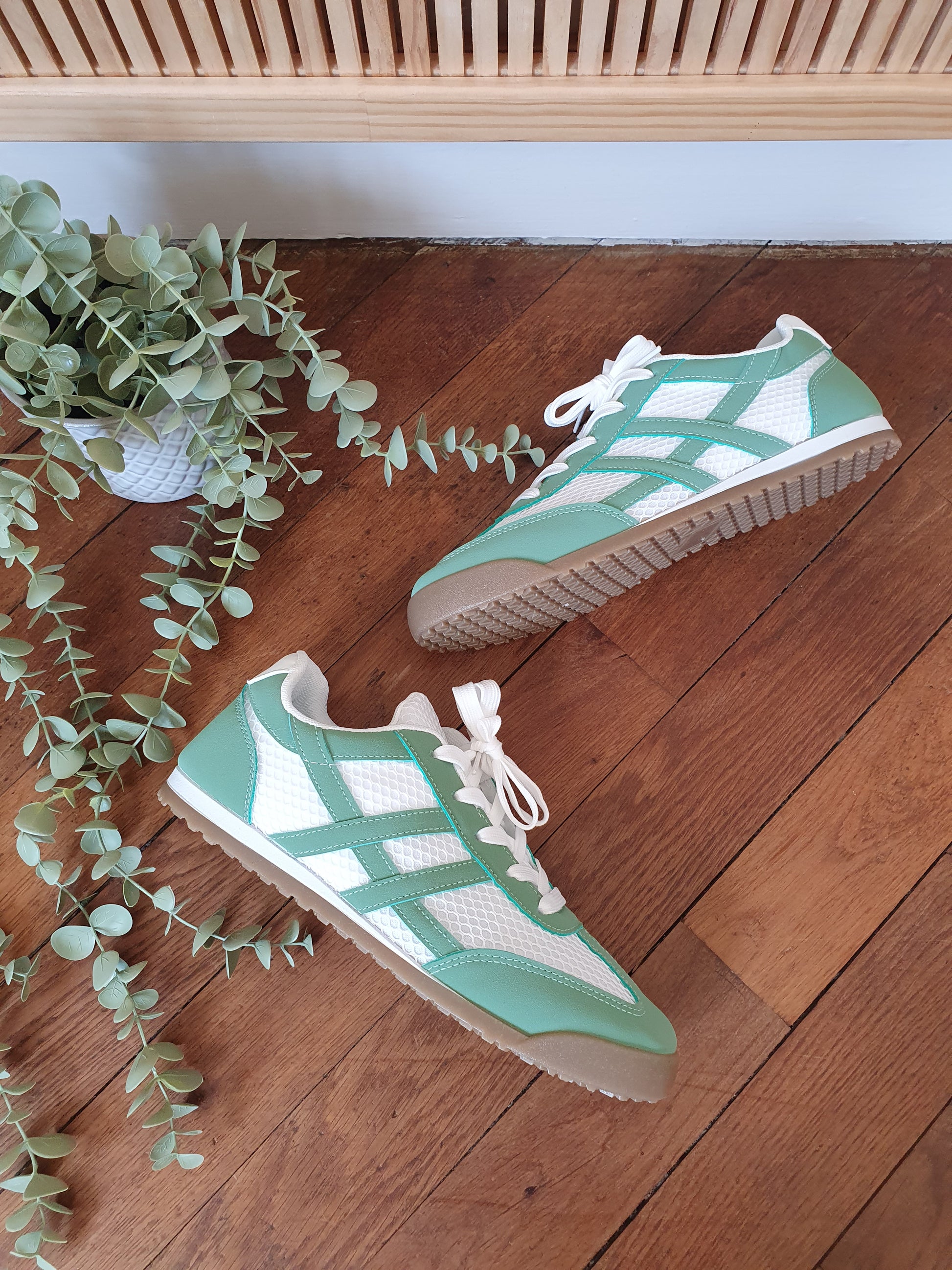 Baskets vert d'eau et blanc semelle beige style gazelle