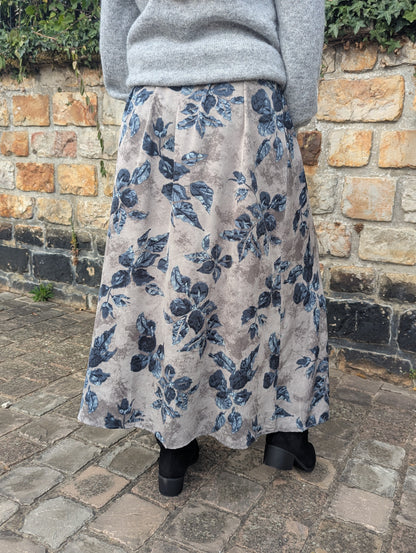 Jupe longue feuilles gris et beige avec fente sur le coté