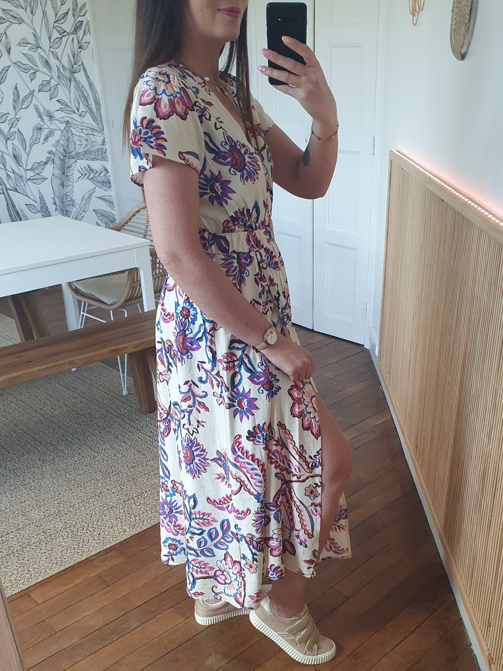Robe longue fleurie écru rose bleu avec ceinture et fente