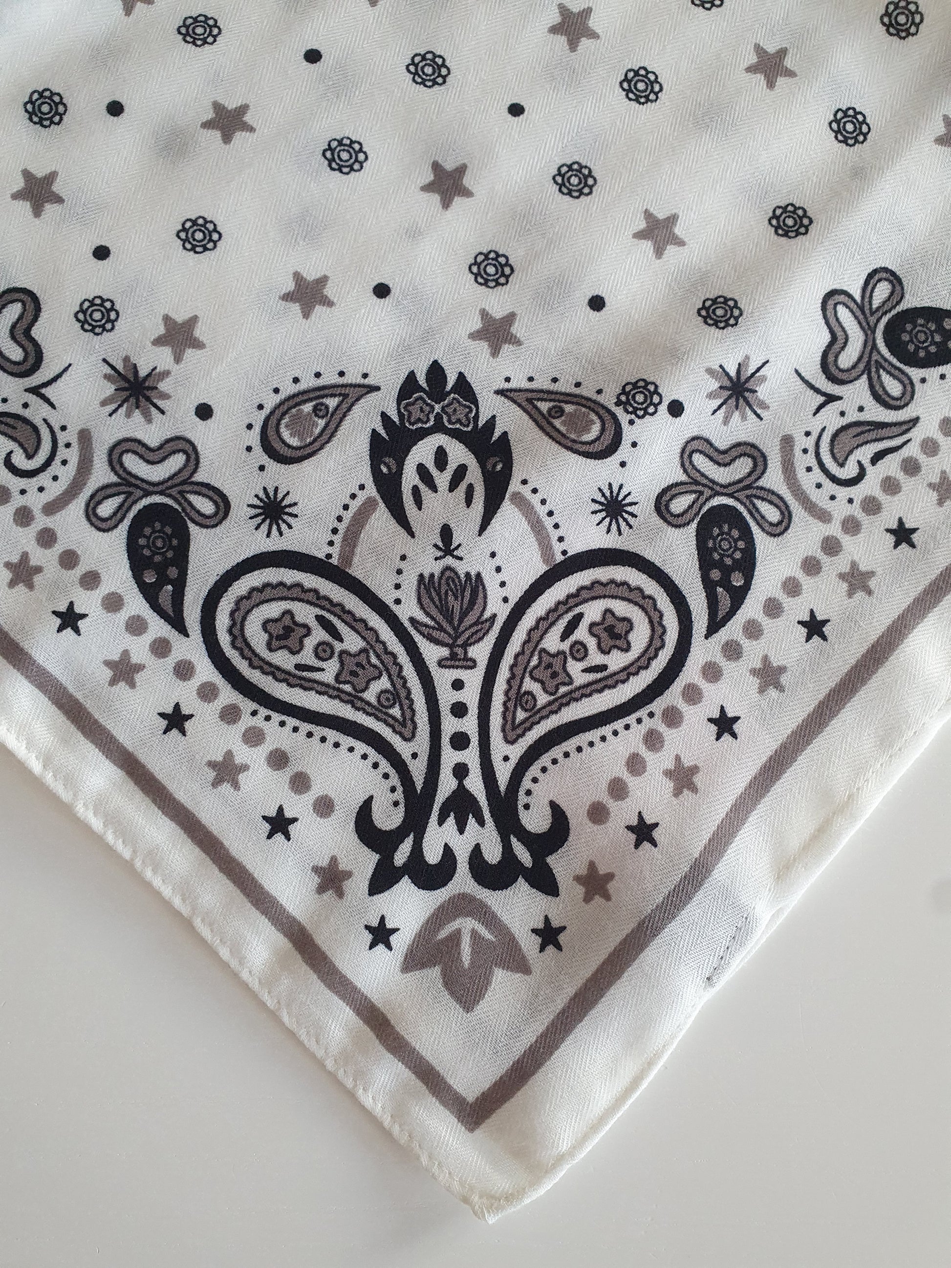 Carré blanc écru viscose satiné bandana motif cachemire