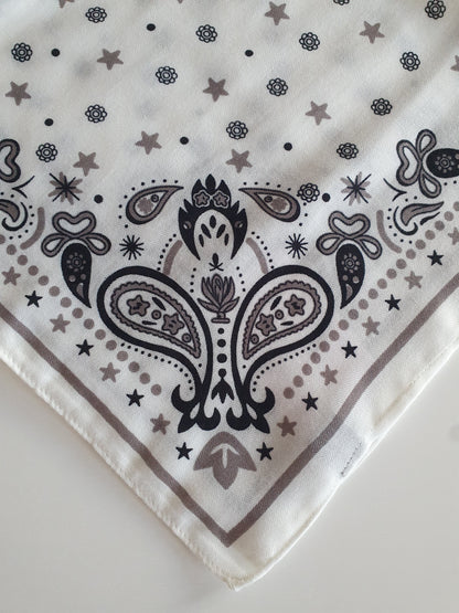Carré blanc écru viscose satiné bandana motif cachemire