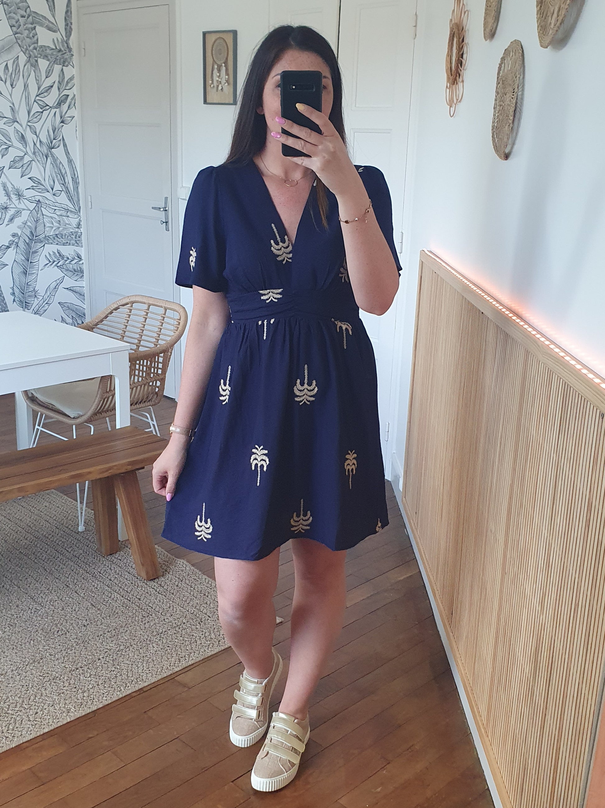 Robe bleu marine avec palmiers beige tendance pour l'été