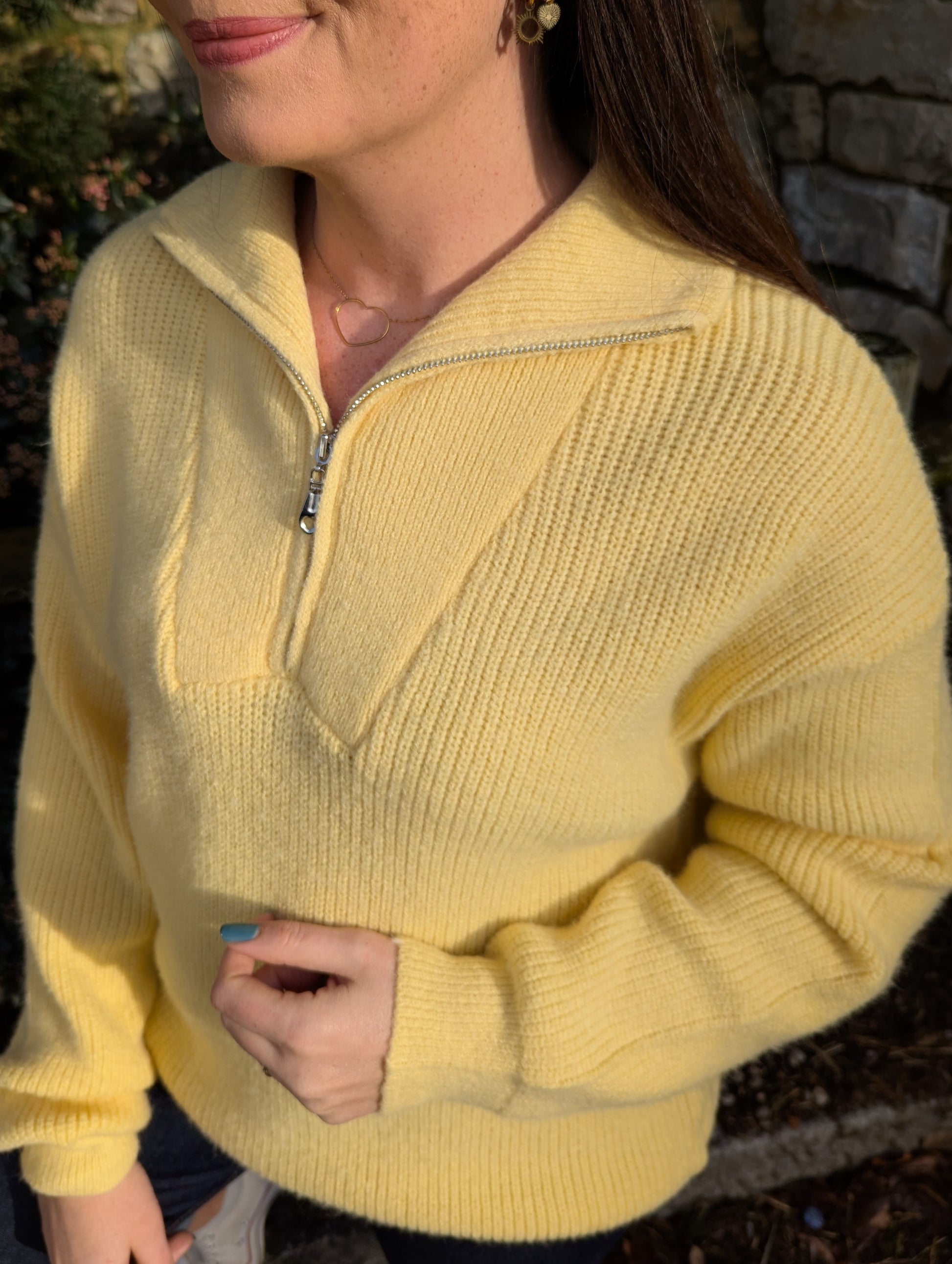 Pull jaune femme col camionneur fermeture avec coeur