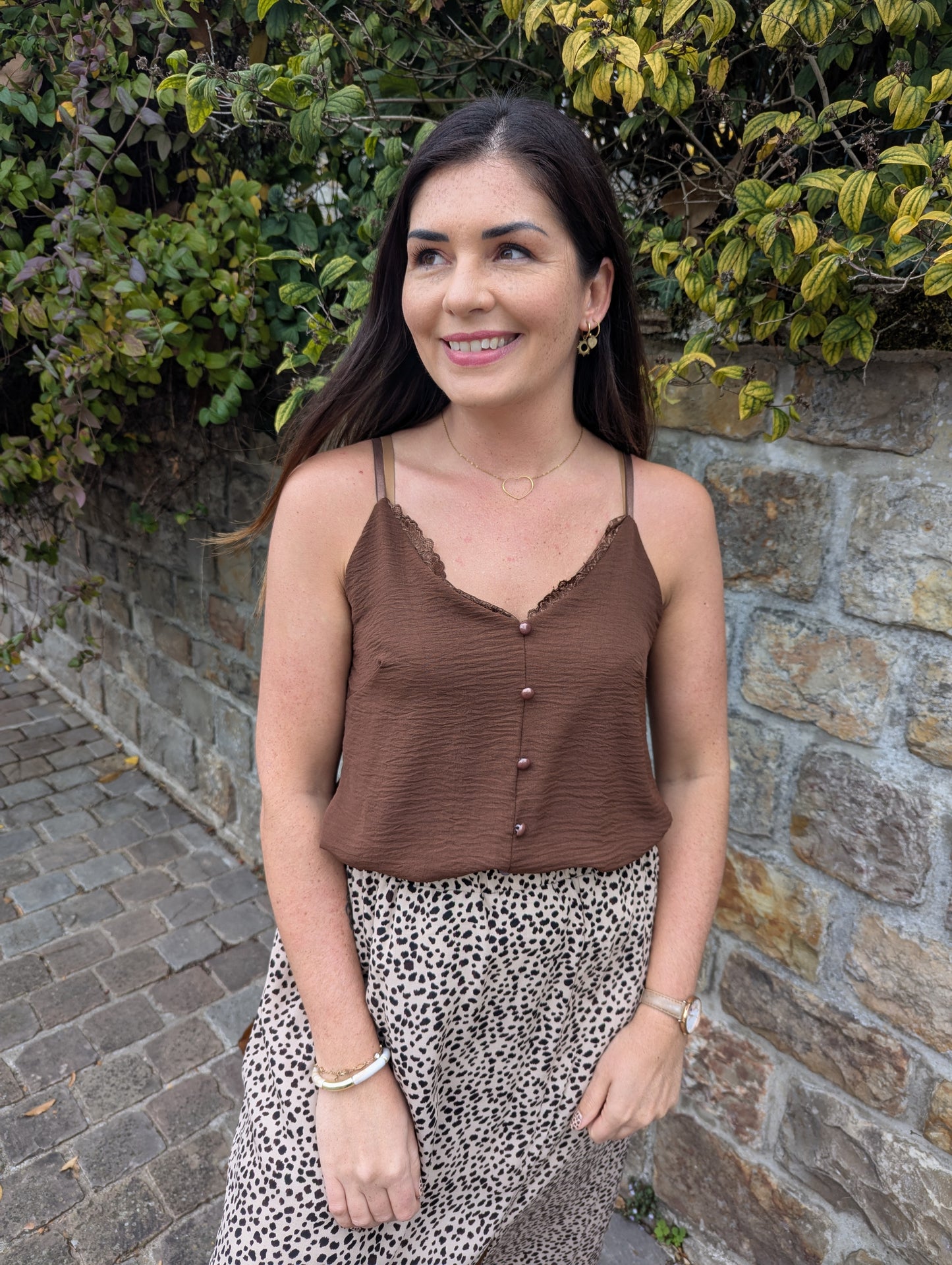 Top débardeur fluide marron chocolat avec boutons devant