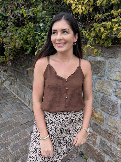 Top débardeur fluide marron chocolat avec boutons devant