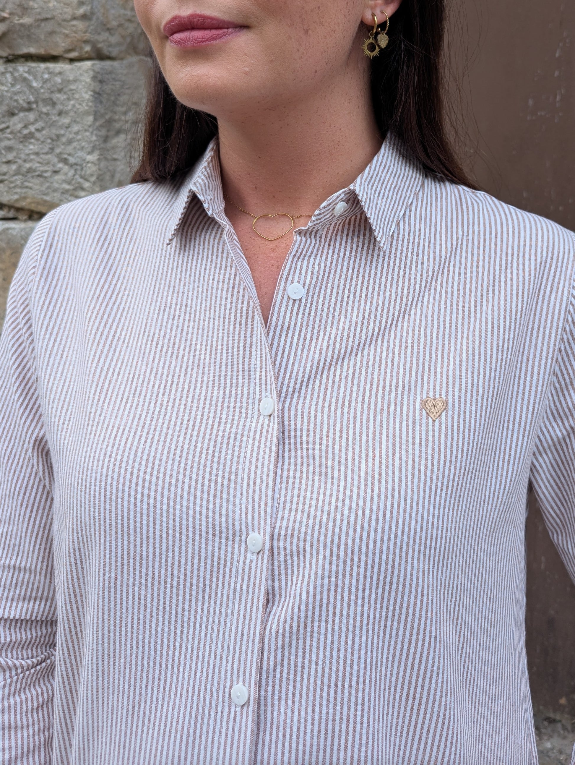 Chemise rayée marron et blanc coeur brodé poche