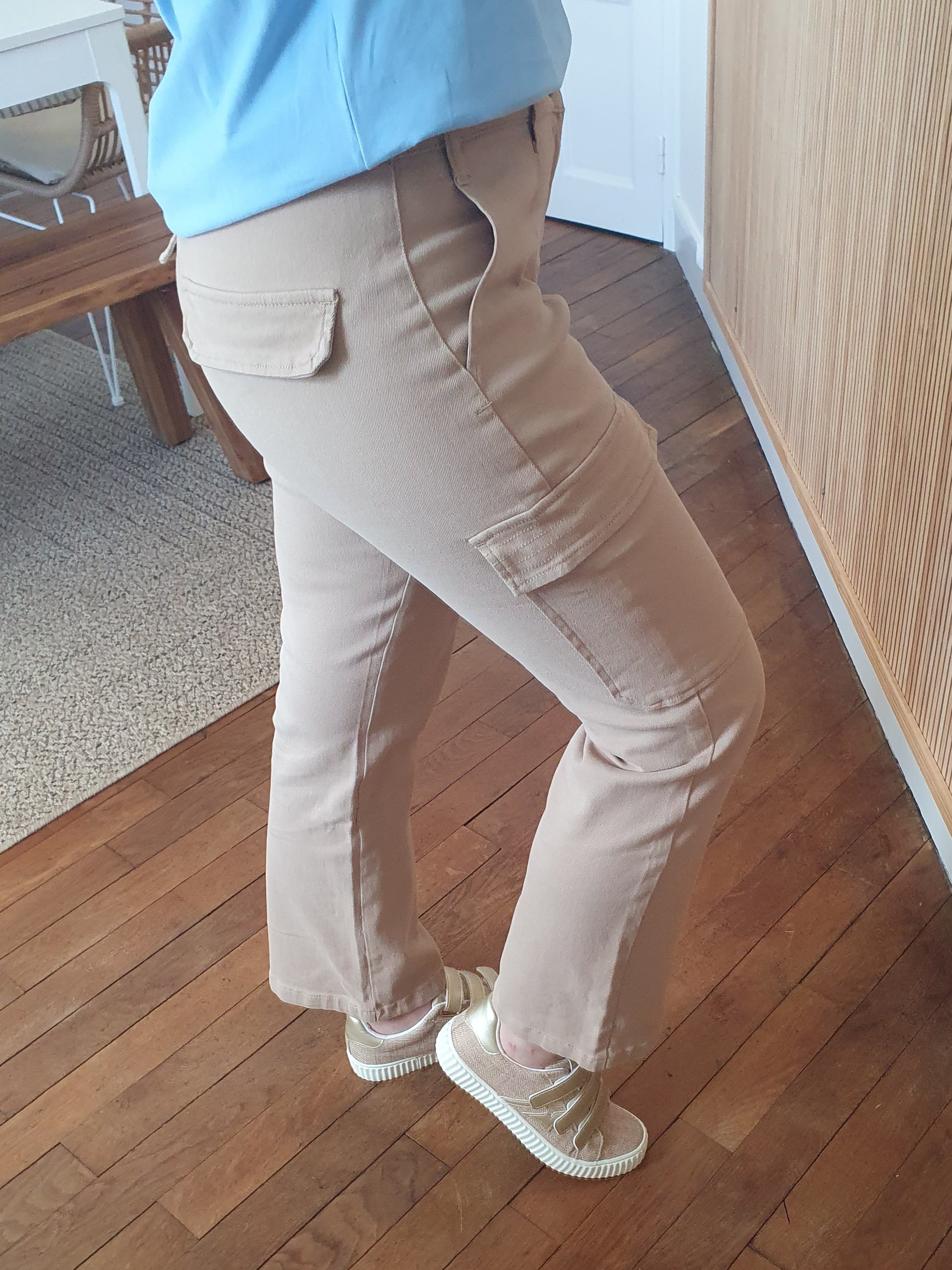 Pantalon beige coupe cargo avec poches tendance pour femme