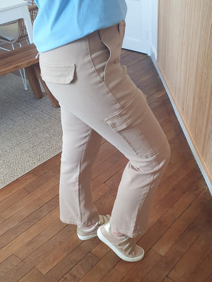 Pantalon beige coupe cargo avec poches tendance pour femme