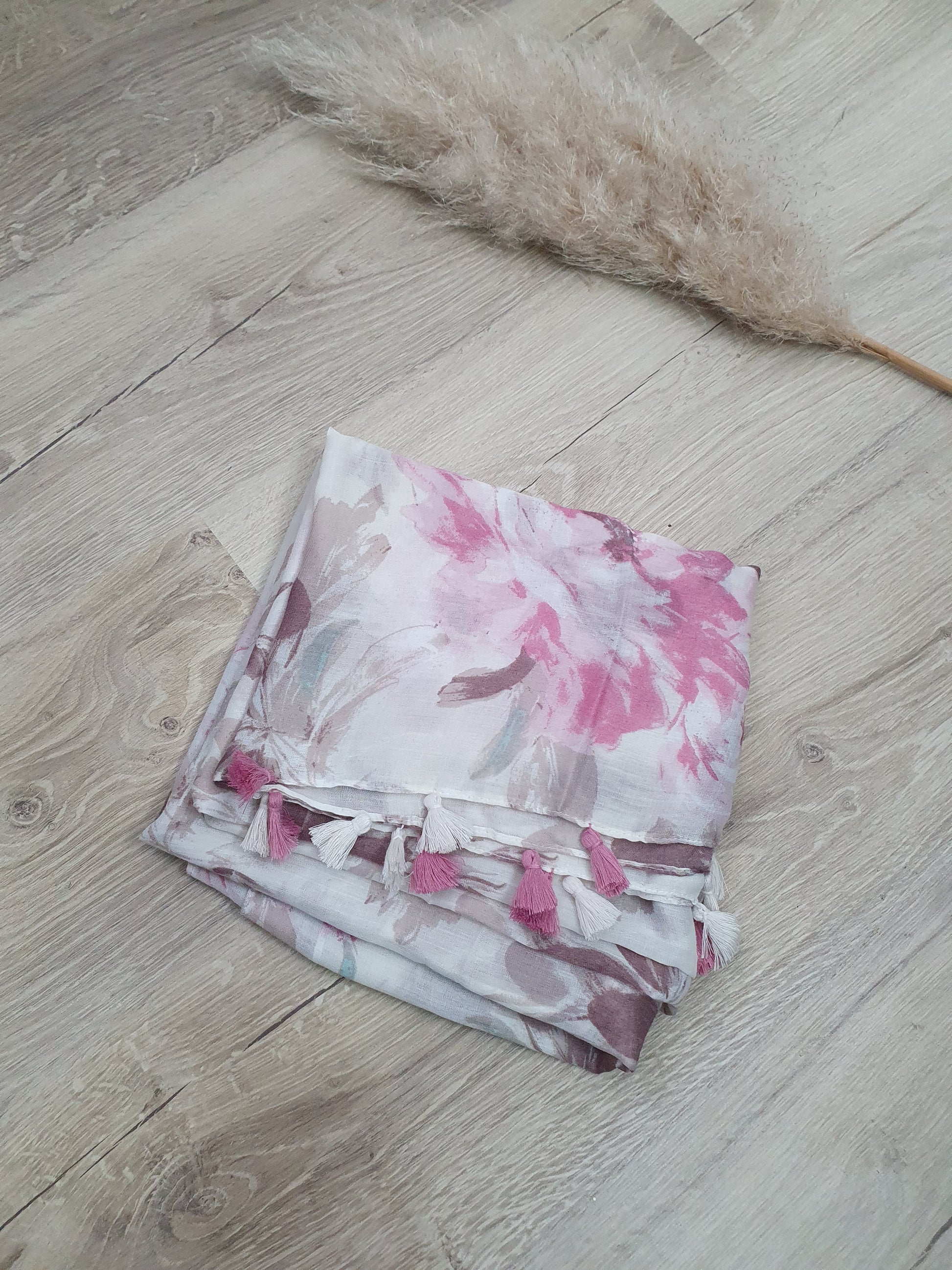 Foulard fleurs rose vert d'eau et blanc avec pompons