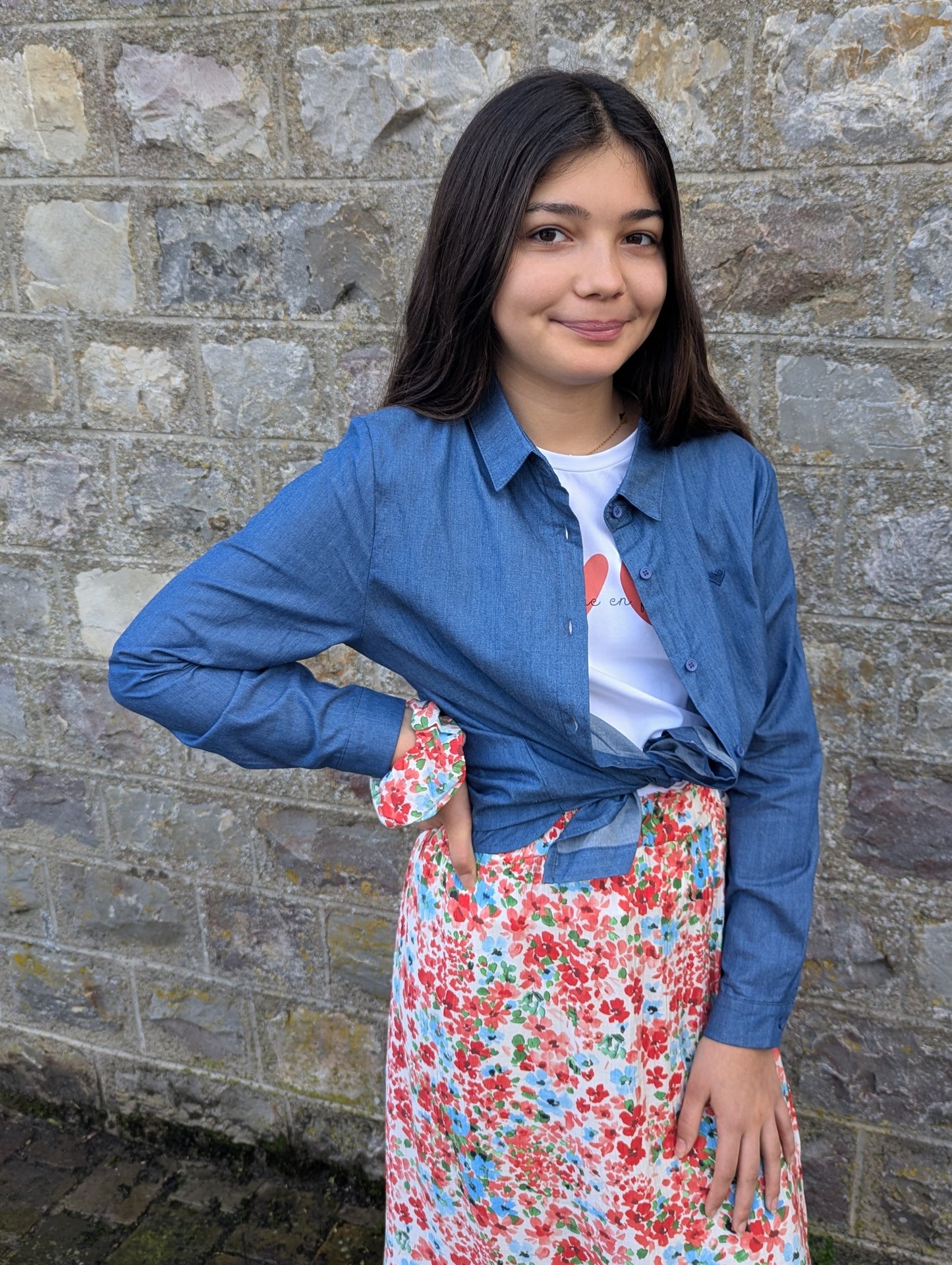 Chemise en jean fille avec coeur bleu brodé poitrine