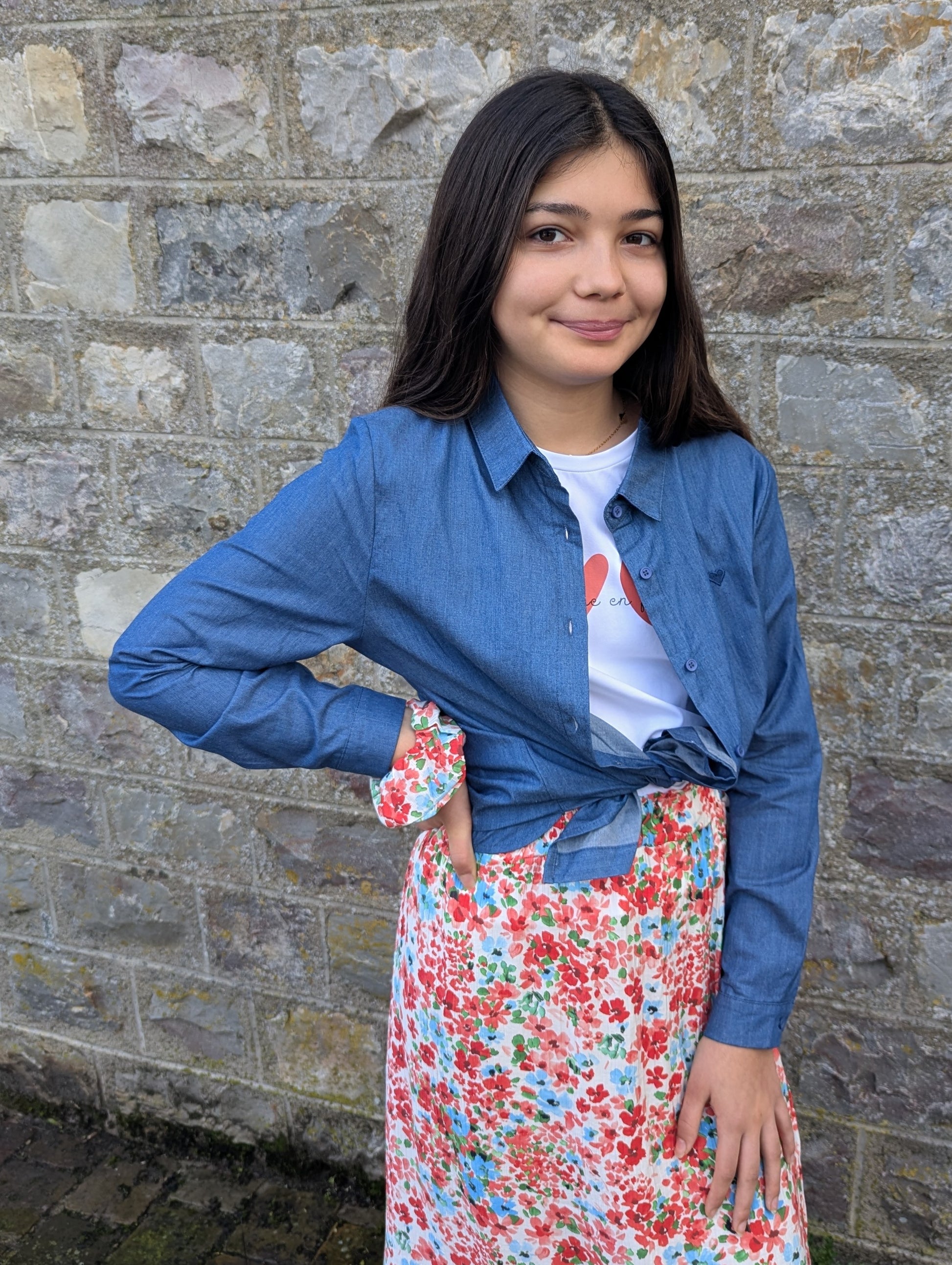 Chemise en jean fille avec coeur bleu brodé poitrine