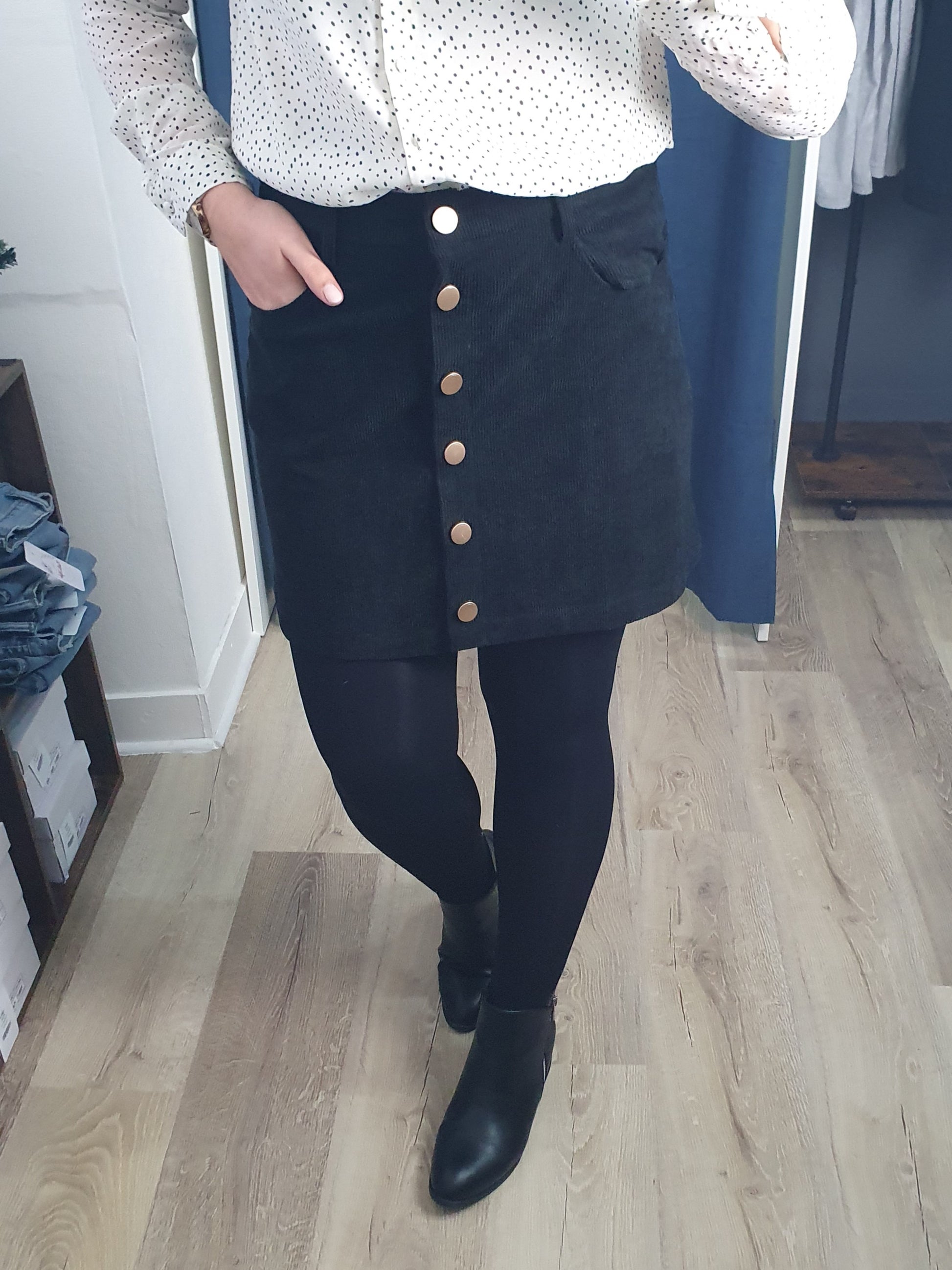 Jupe courte femme noir velours avec boutons dorés devant