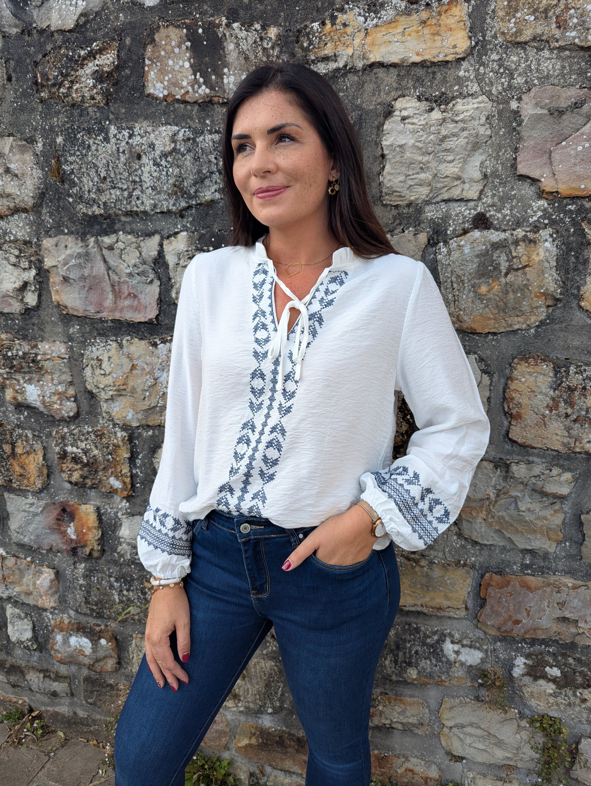 Blouse bohème blanc bleu marine effet point de croix