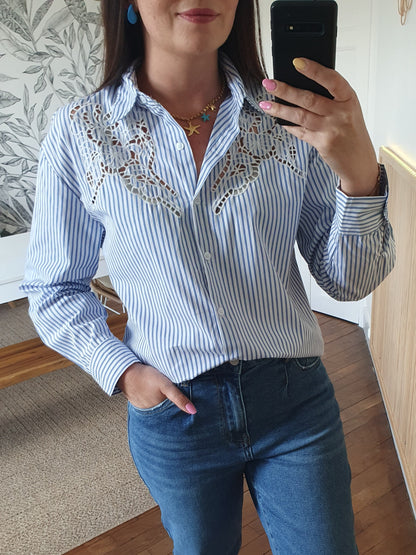 Chemise rayée bleu et blanc avec détails ajourés dentelle
