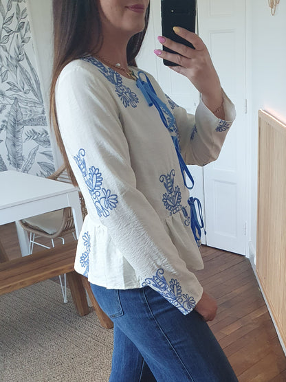 Blouse écru bleu avec broderies et fermeture noeuds devant
