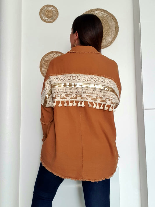 Veste camel avec pompons au dos et broderie taille oversize