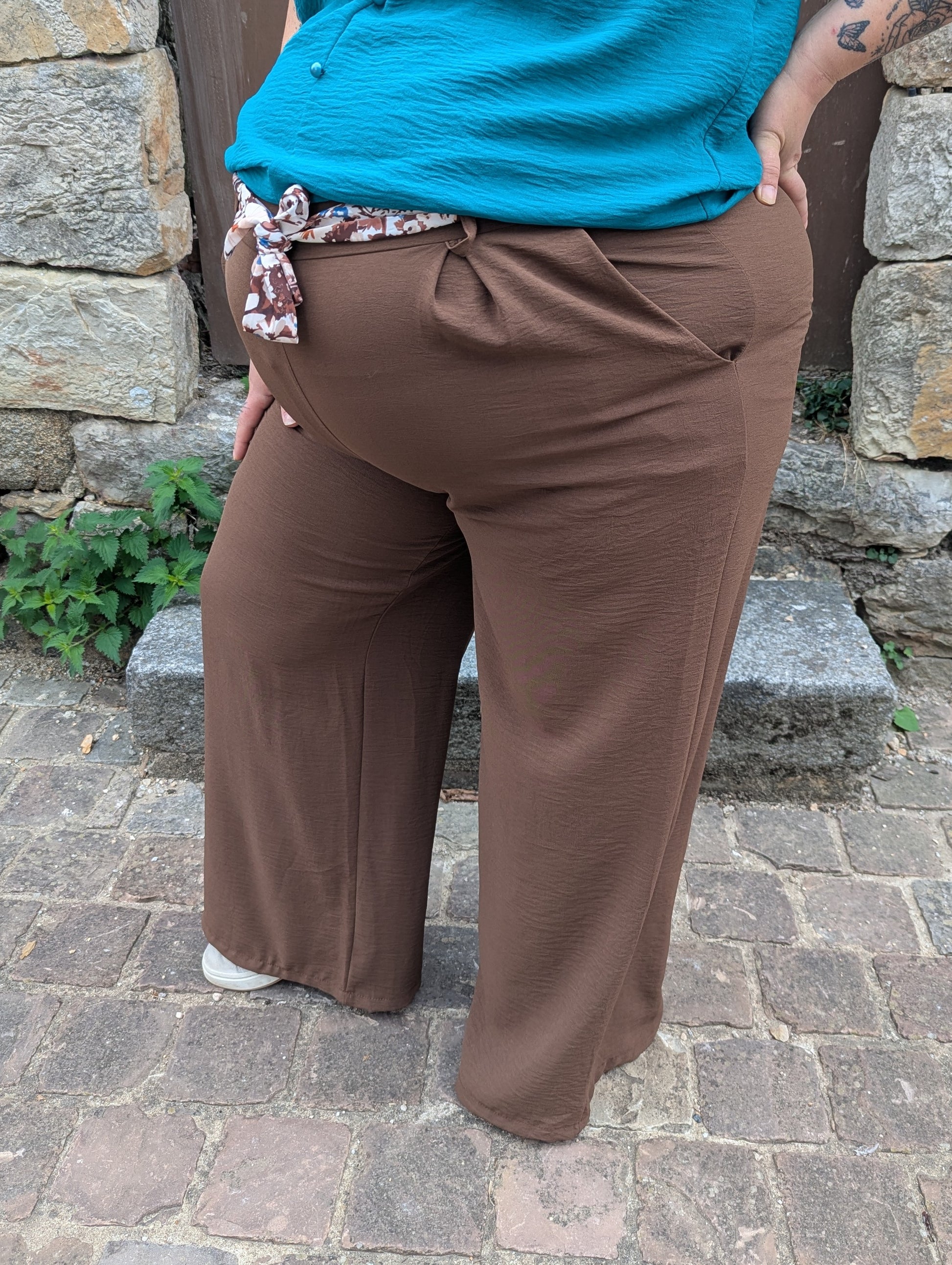 Pantalon fluide marron chocolat avec ceinture fleurie