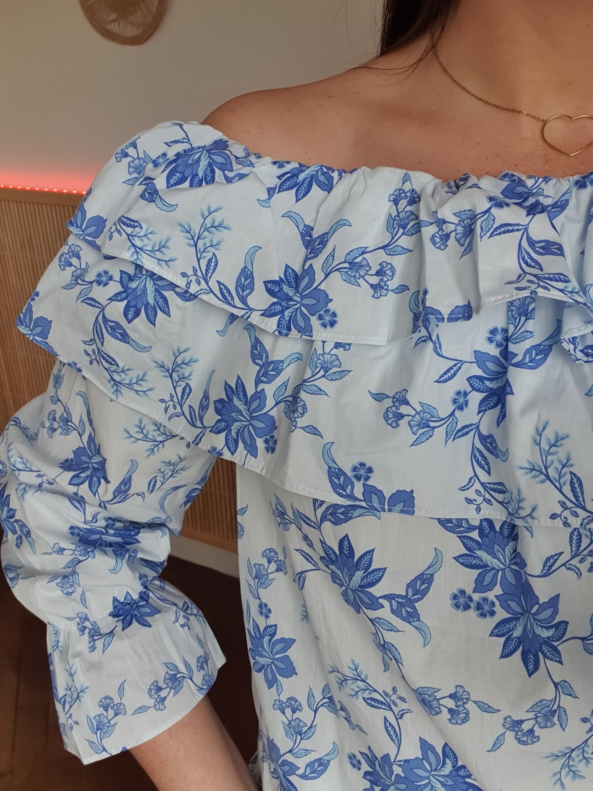 Top épaules dénudées blanc et bleu fleurs style bohème chic