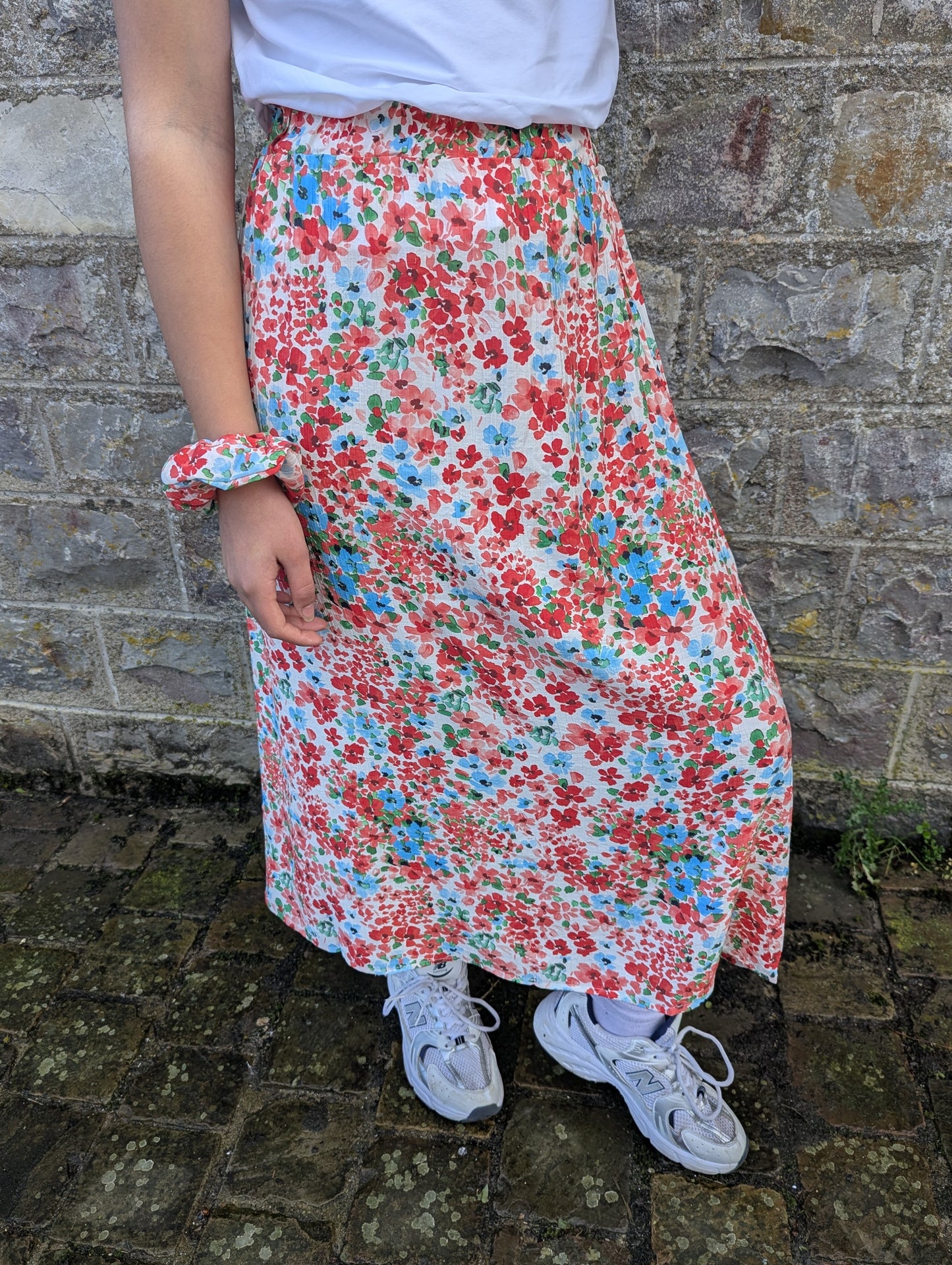 Jupe longue fleurie rouge fille avec chouchou assorti