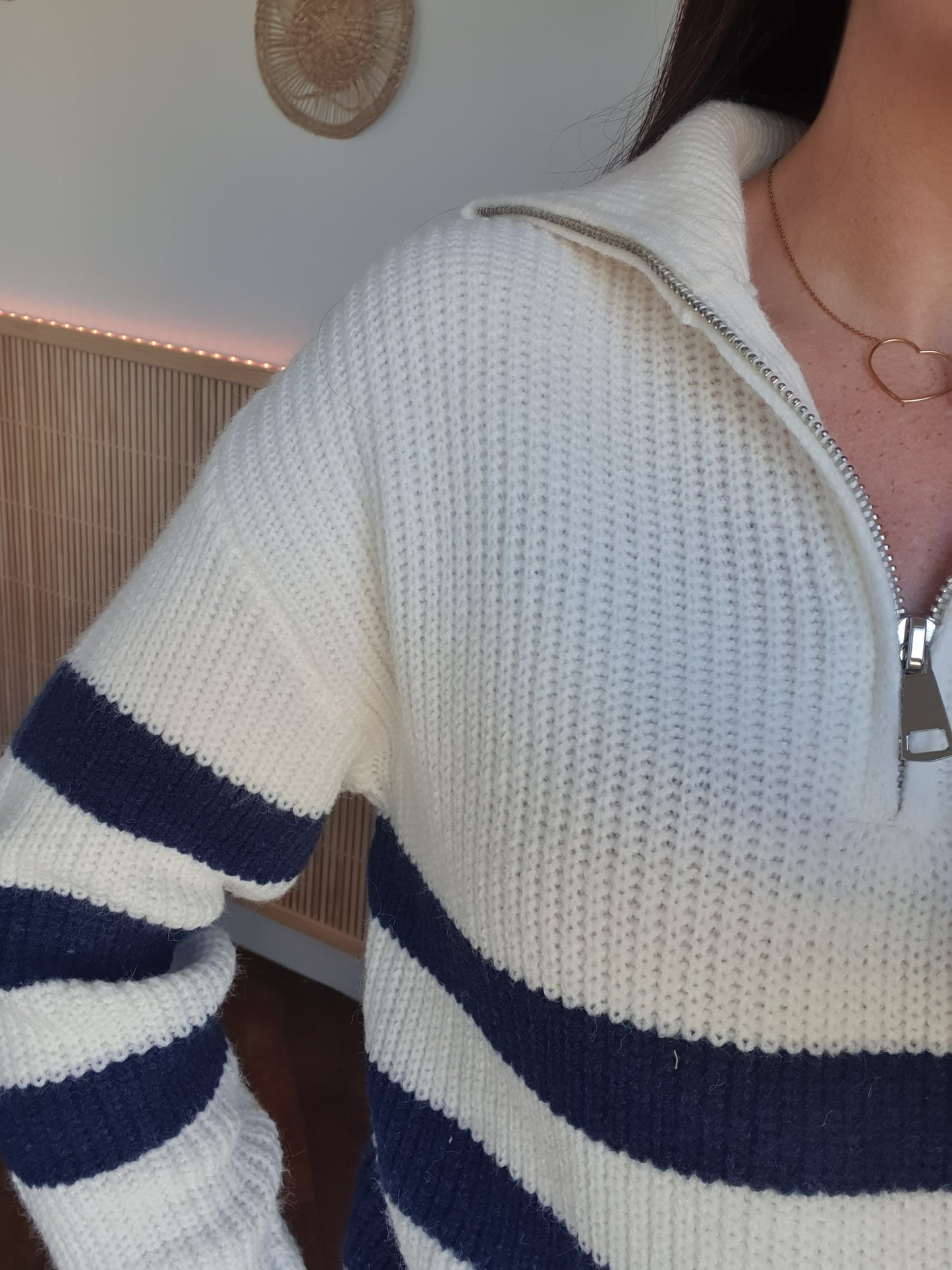 Pull rayé col camionneur blanc et bleu marine tendance