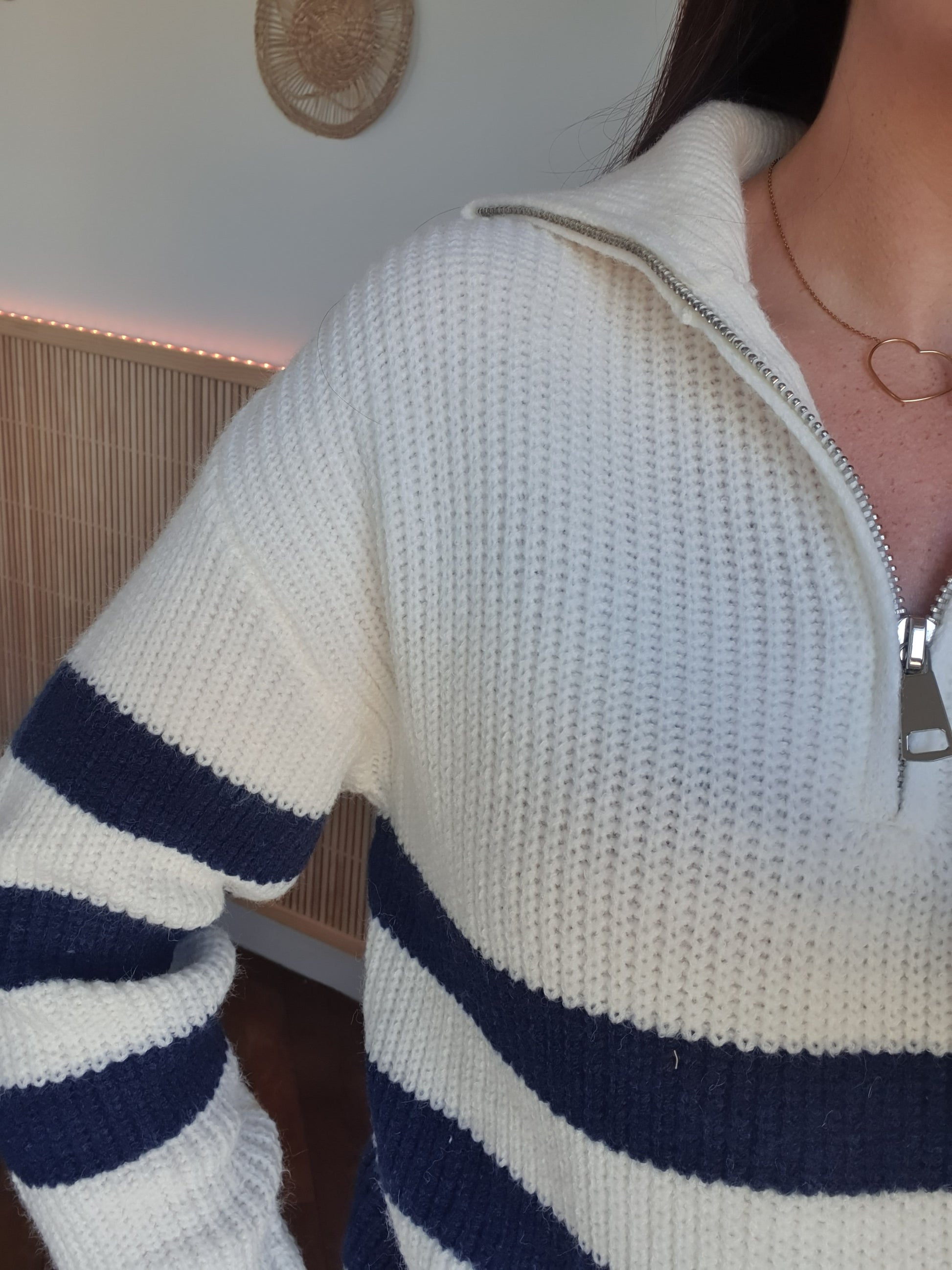 Pull rayé col camionneur blanc et bleu marine tendance