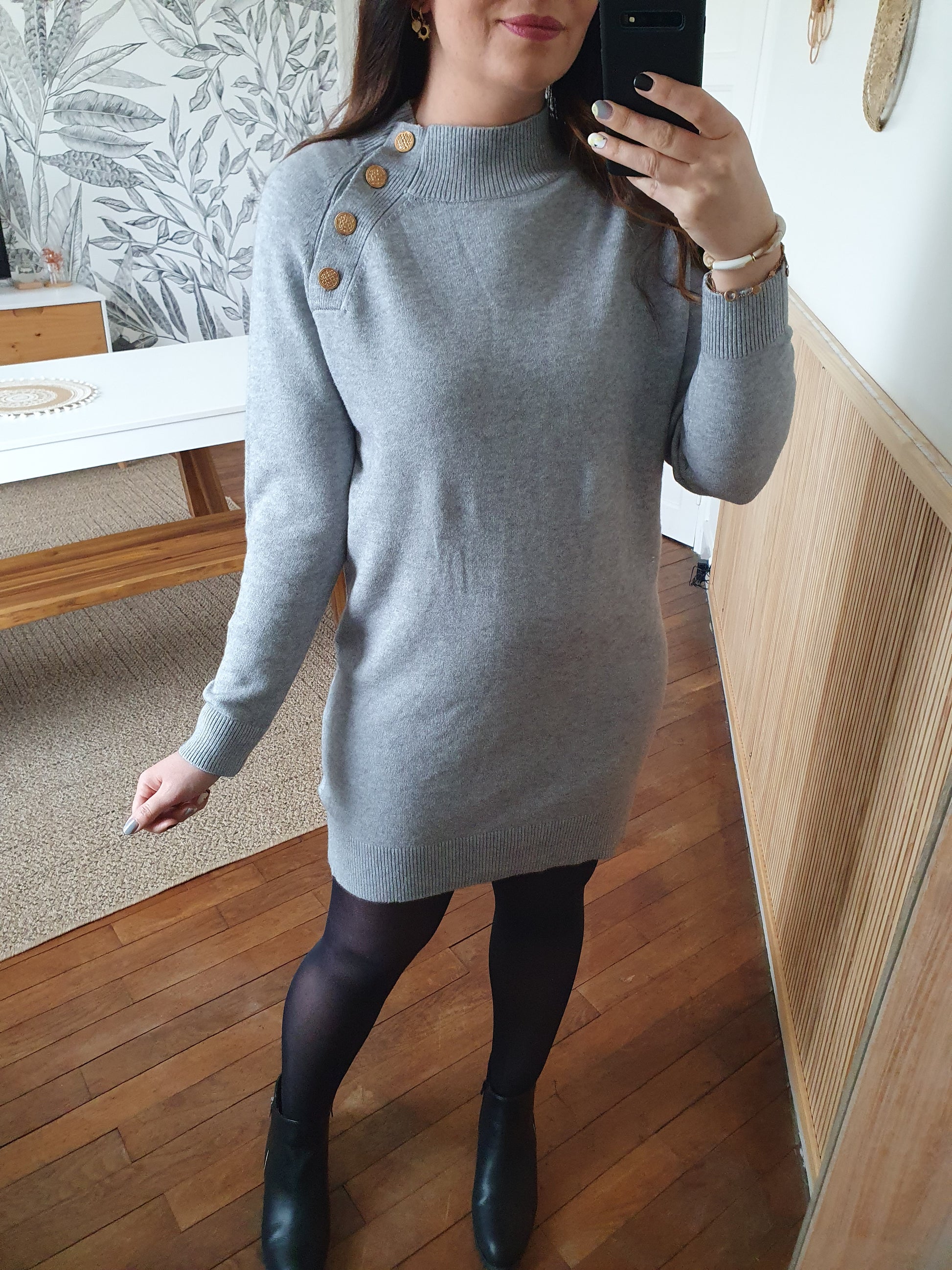 Robe-pull gris avec boutons dorés au col tendance femme