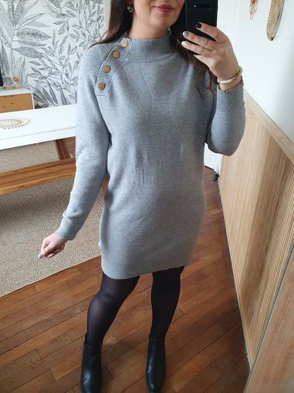 Robe-pull gris avec boutons dorés au col tendance femme