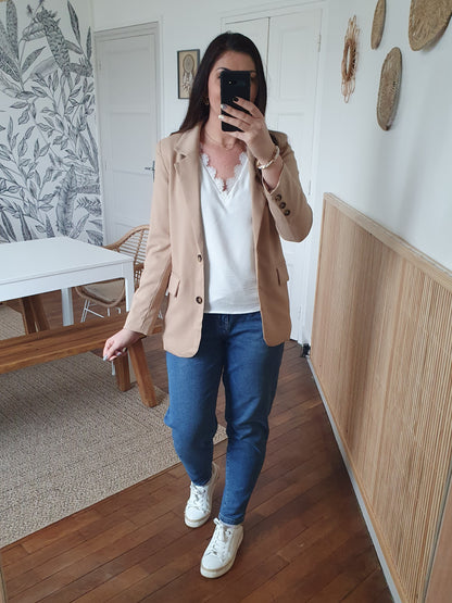 Blouse fluide blanche avec détails dentelle féminin chic