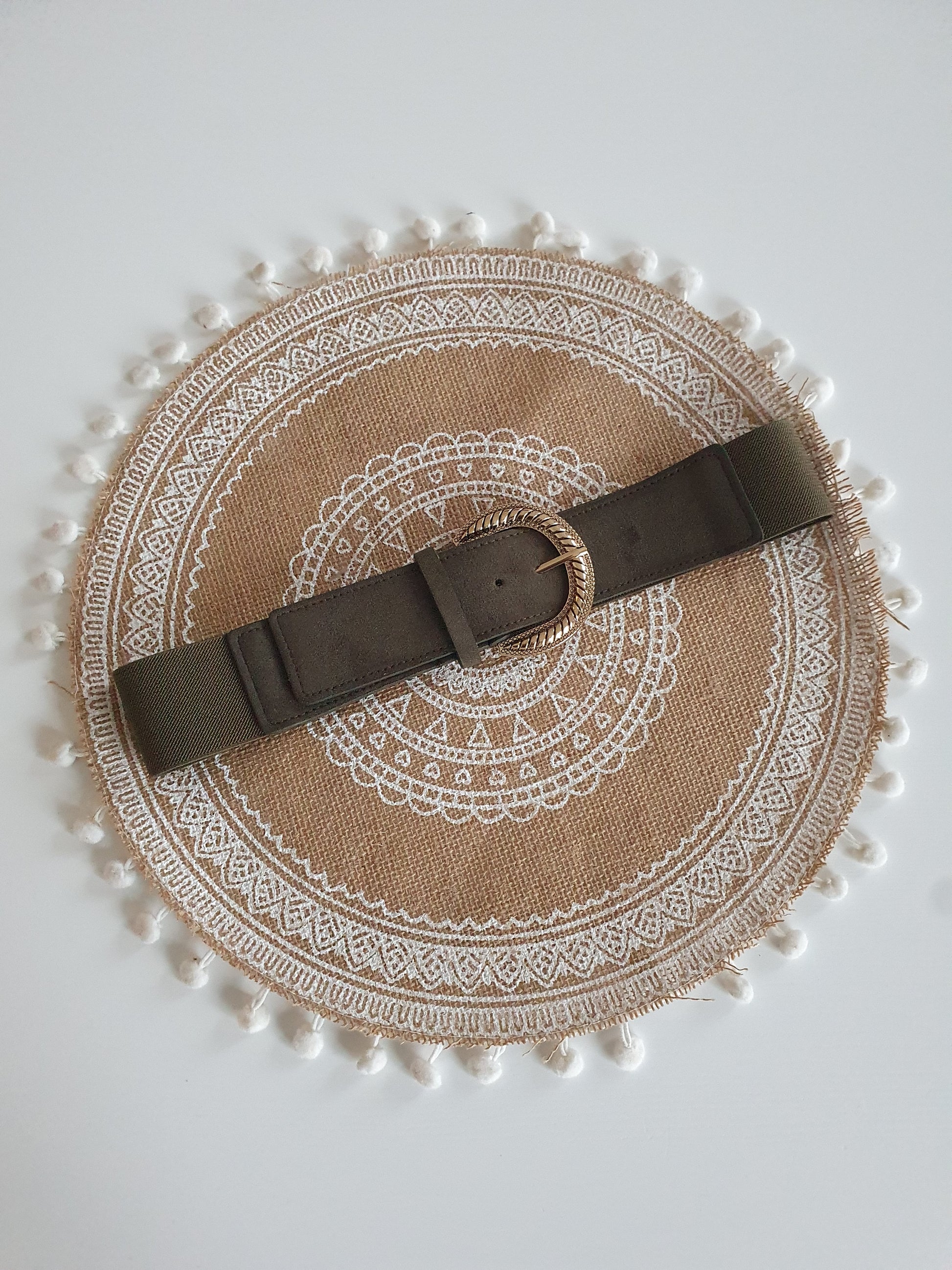 Ceinture élastique kaki avec boucle dorée devant suédine