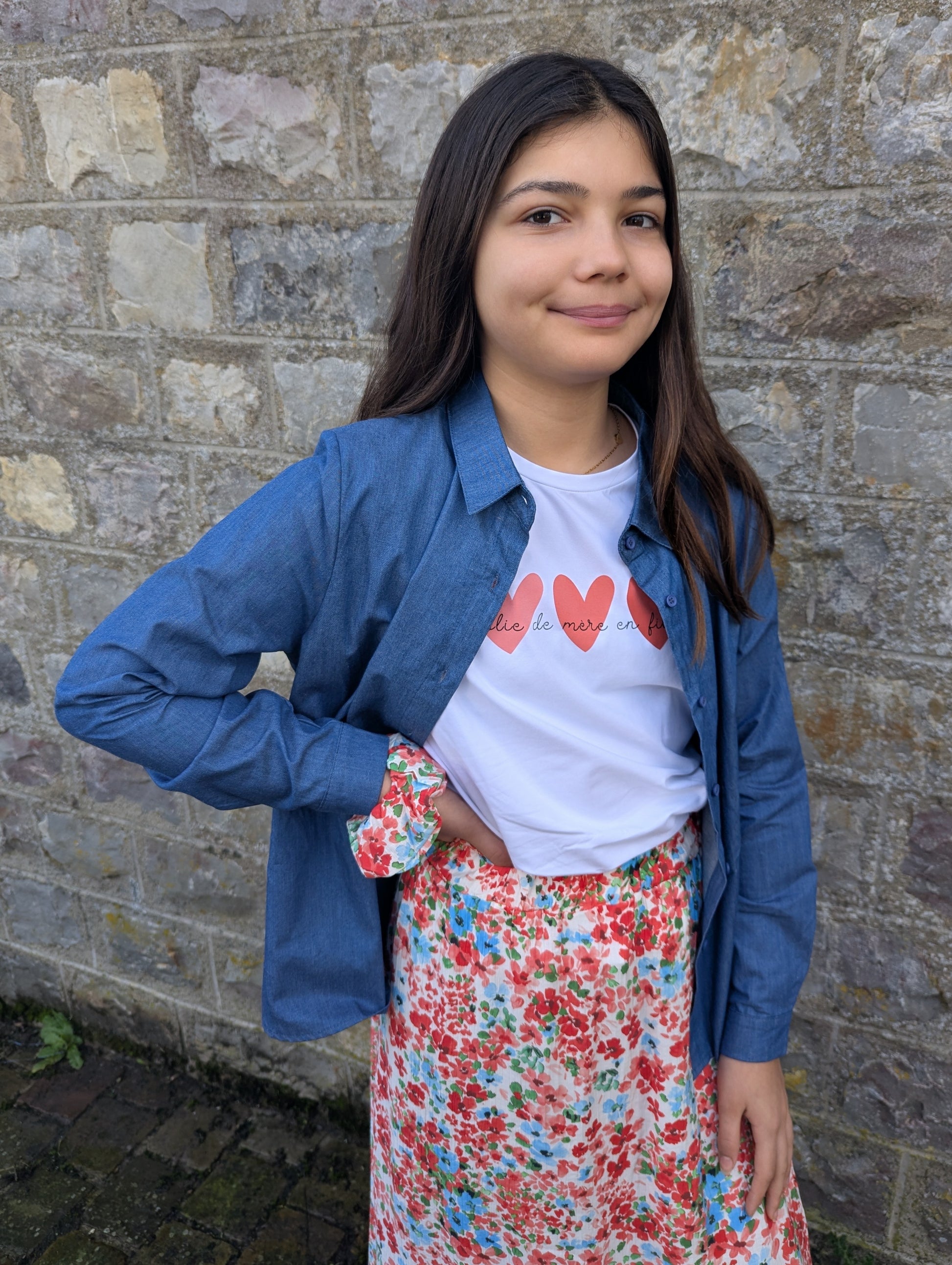 Chemise en jean fille avec coeur bleu brodé poitrine