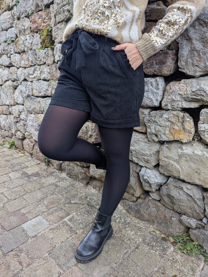 Short noir en velours côtelé avec poches fronces