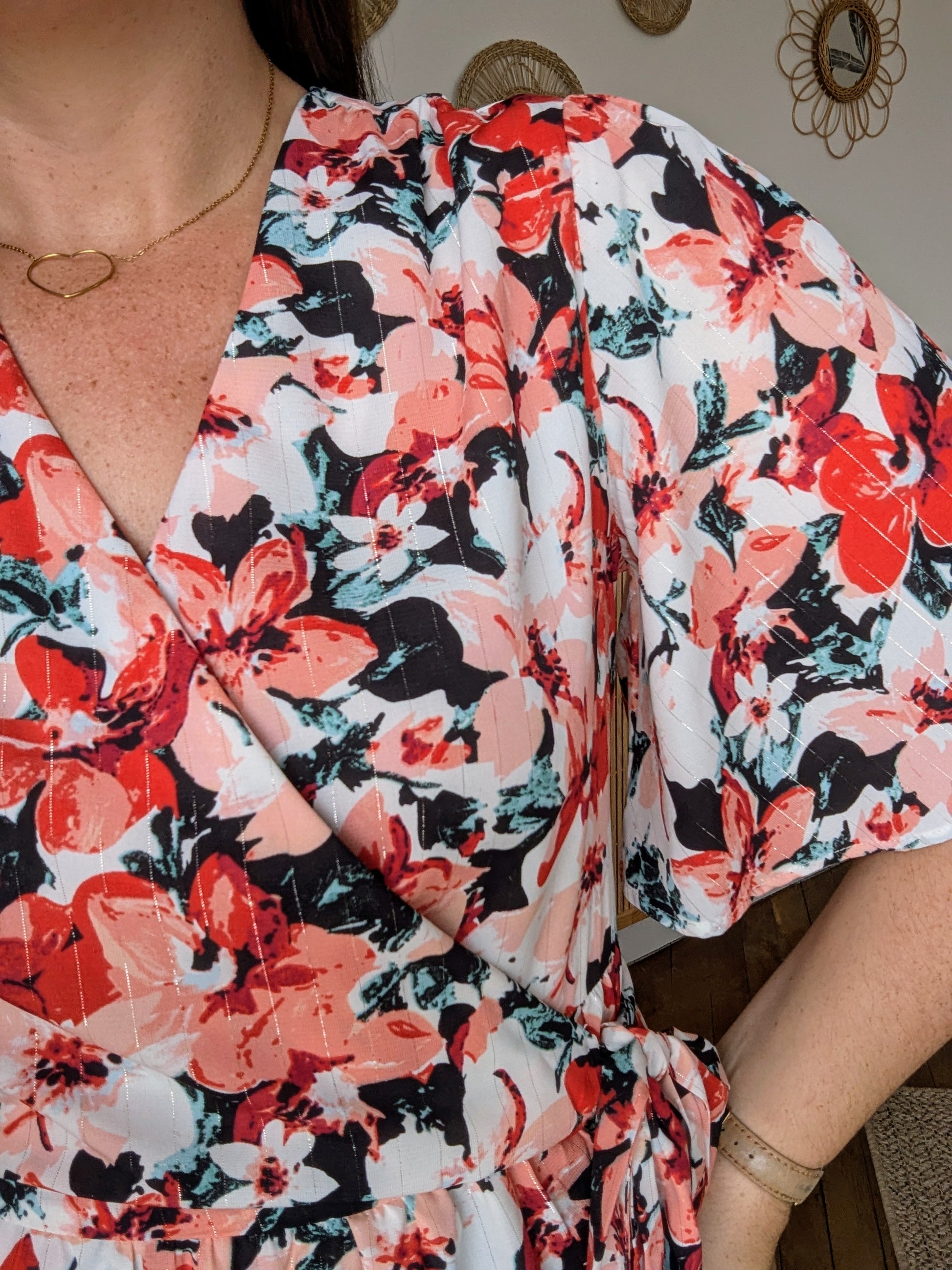Robe courte fleurie cache-coeur et coupe portefeuille rose