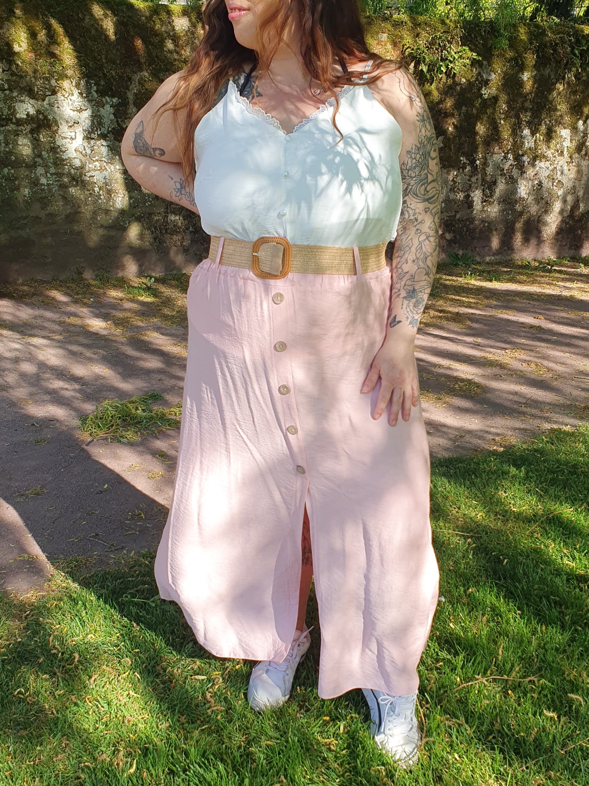 Jupe longue rose poudré avec ceinture paille élastique