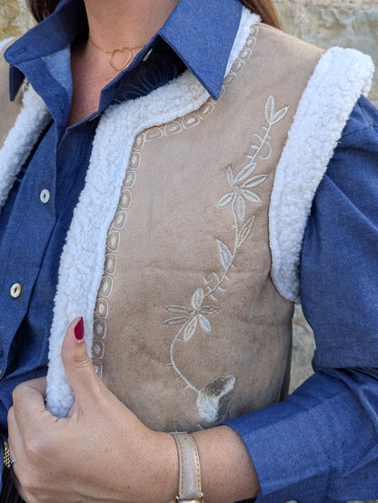 Veste sans manche suédine et mouton beige avec broderies